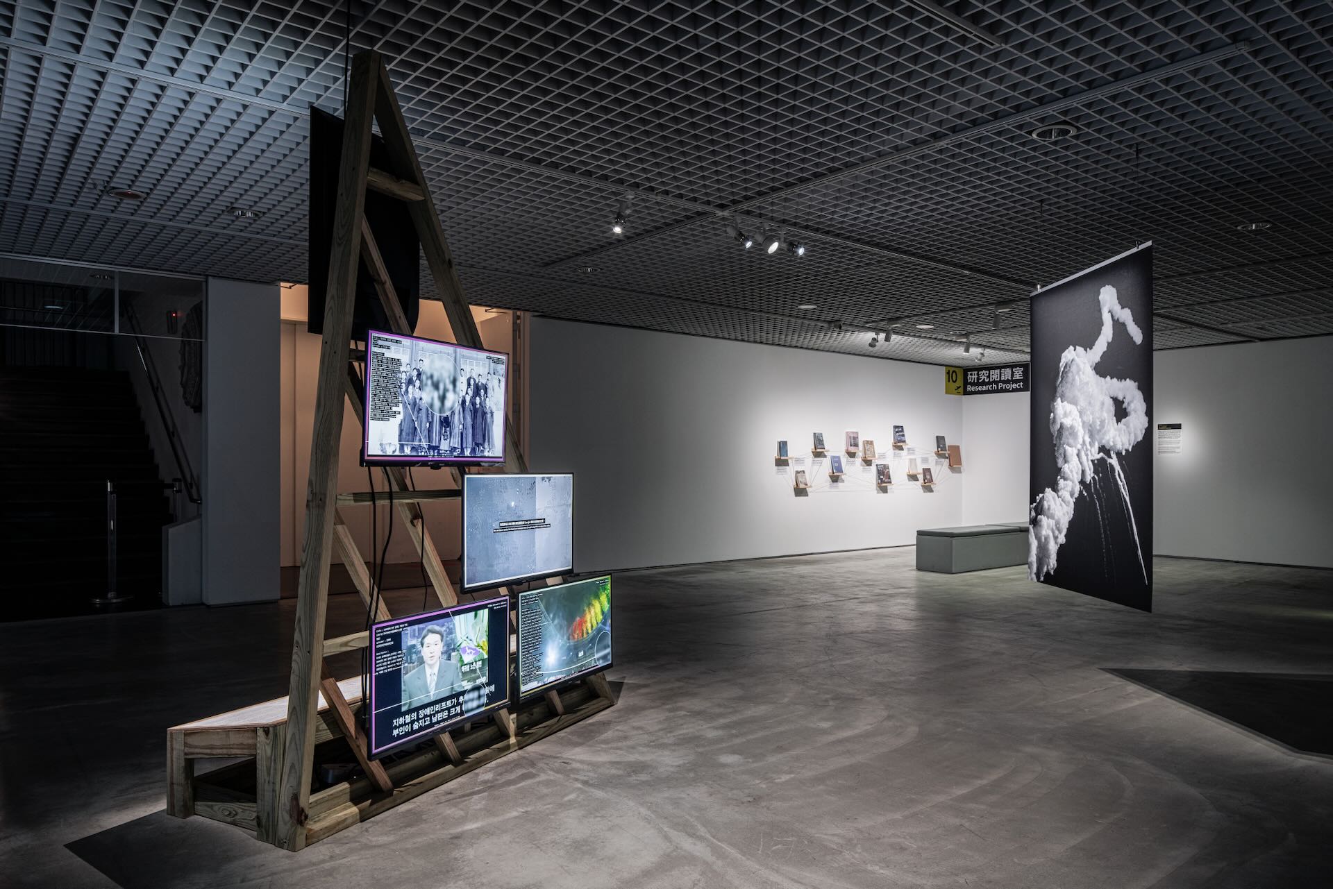 南韓藝術家洪辰煊《午安，晚上好，晚安v2.0》於展覽現場。北師美術館提供，攝影：dulub studio