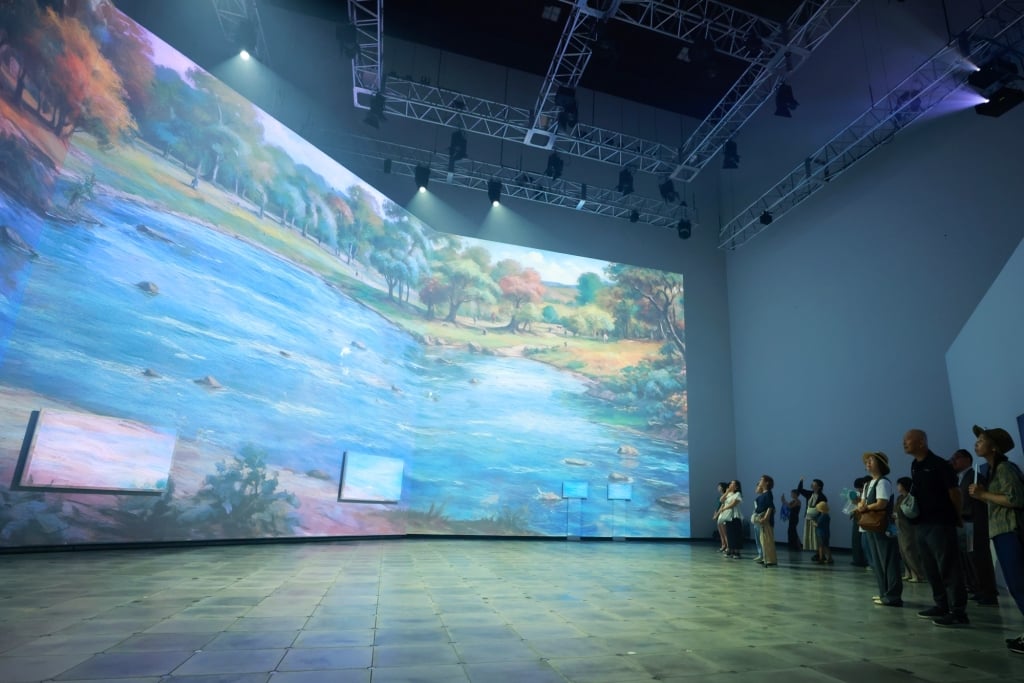 開幕之夜貴賓參觀《臺灣本色》沉浸劇場，展開一場穿越時代風景的旅程。（文化部提供）