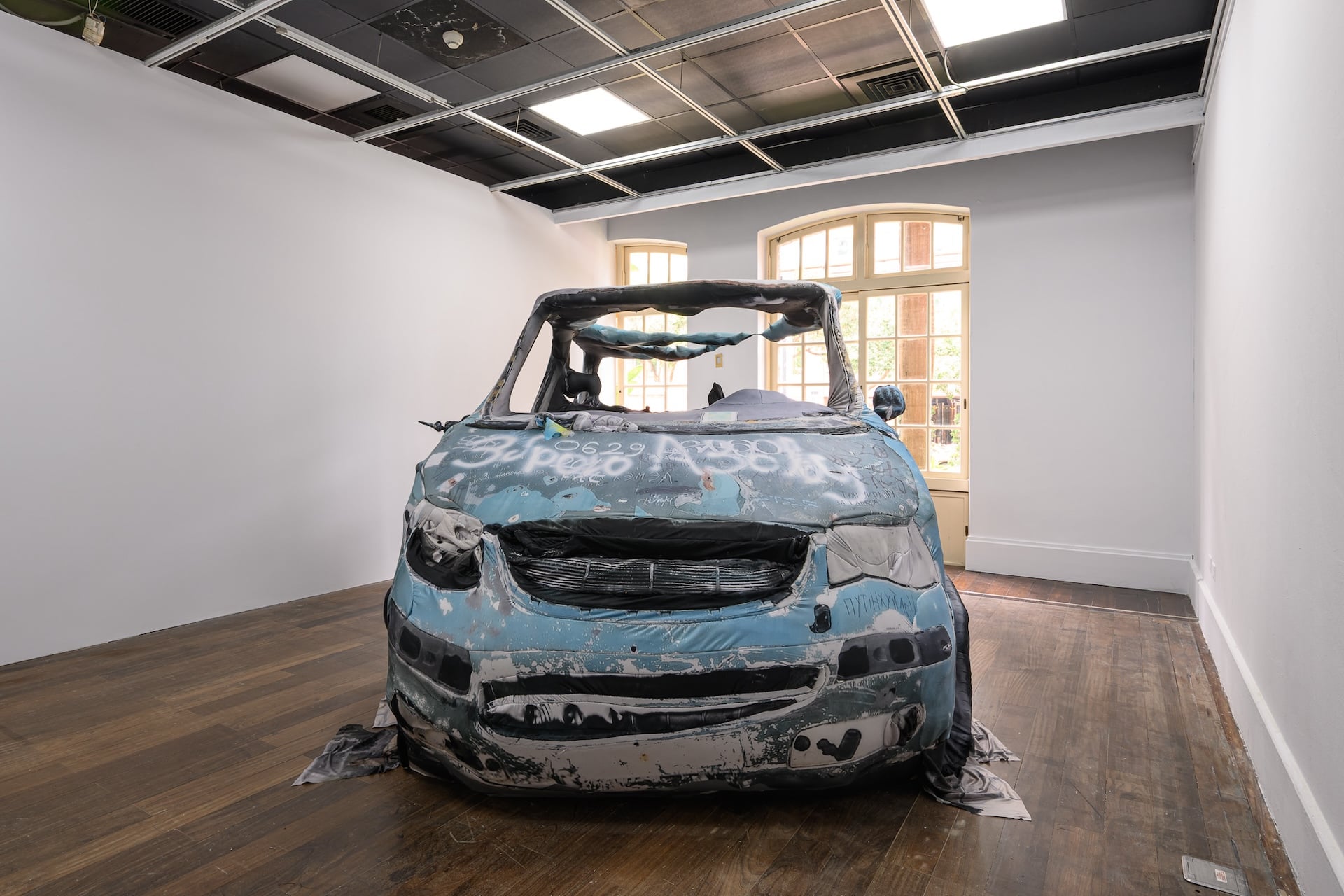 張宸瑋的作品《Volkswagen Transporter T5.gltf》於台北當代藝術館 108 展間展出，以數位物件轉譯日常交通載具，探討真實與虛擬之間的界線。圖為展間一景。（攝影／ANPIS FOTO 王世邦，台北當代藝術館提供）