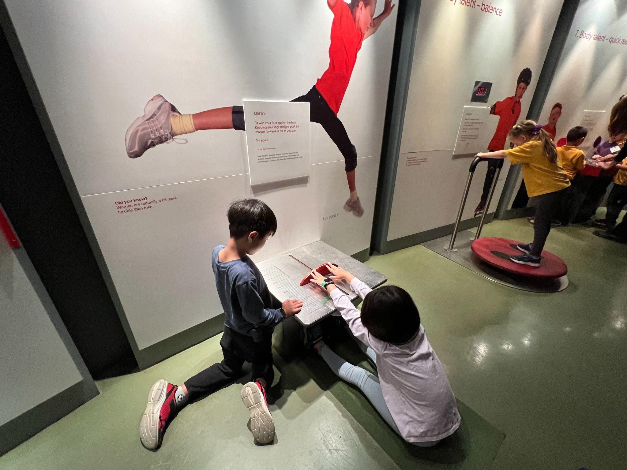 運動似乎是單一性別強勢領域，但有些活動展板上，會特別註明女孩身體其實比較有什麼特徵，女孩來試試看是不是這樣（照片來源：本文作者)
