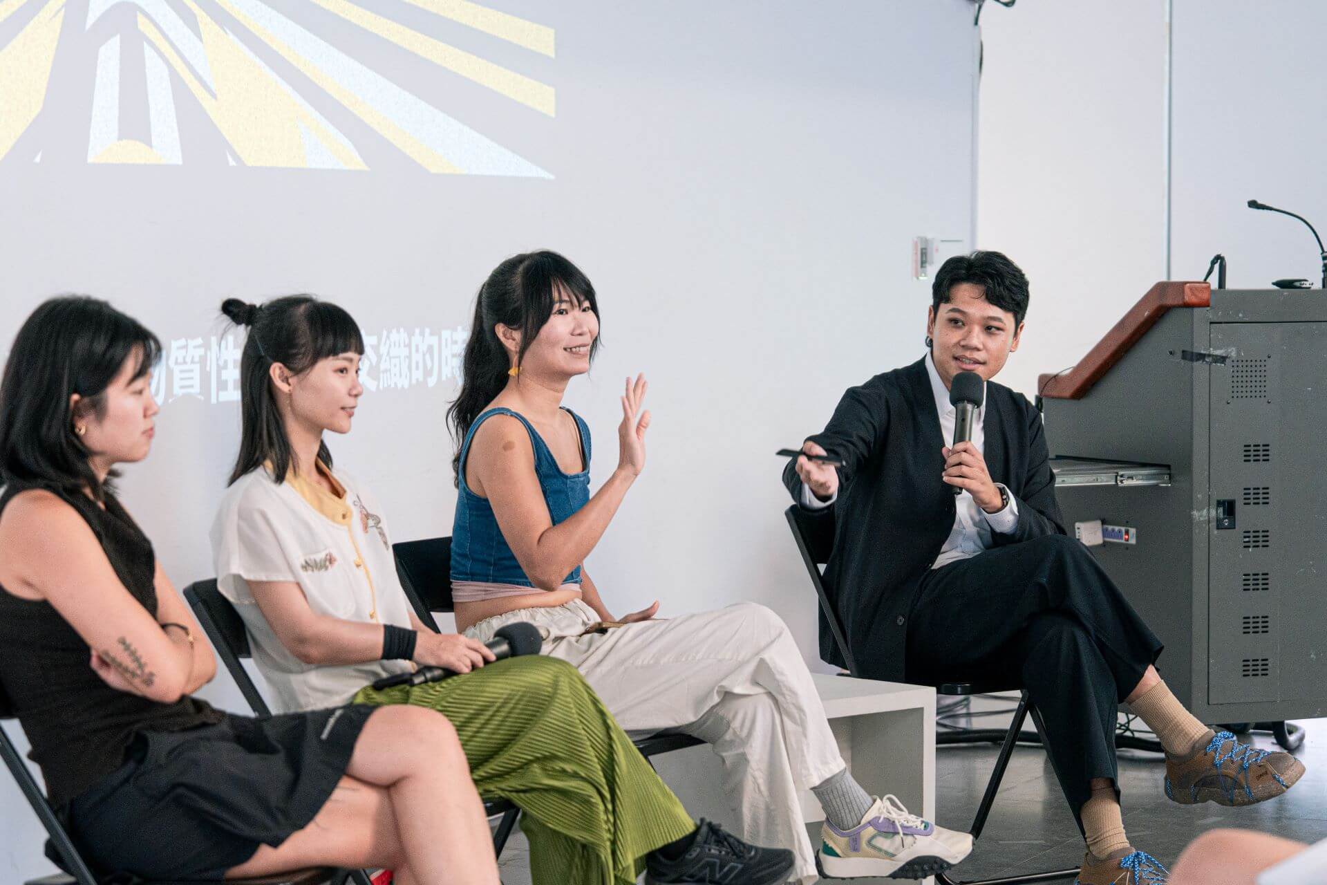 亂流開幕講座第一場，左起：徐皓霖、張庭甄、羅懿君、張文豪（策展人）。（北師美術館提供，攝影／dulub studio）
