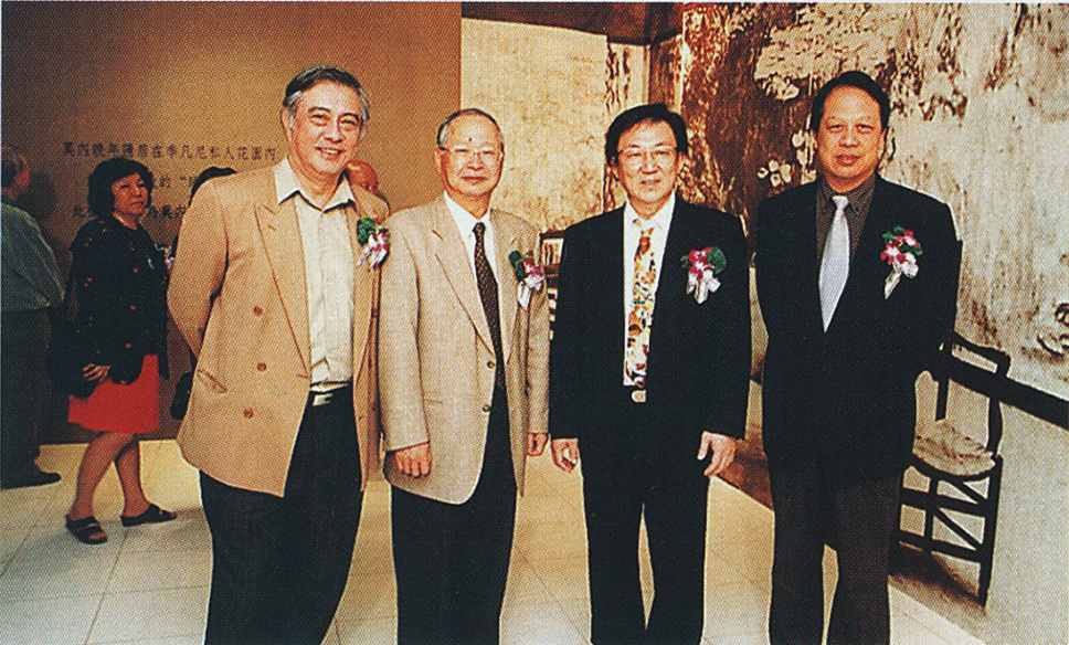 2001年11月,翁明顯(右二)於台中新光三越舉辦「印象花園」特展。(本刊資料室)