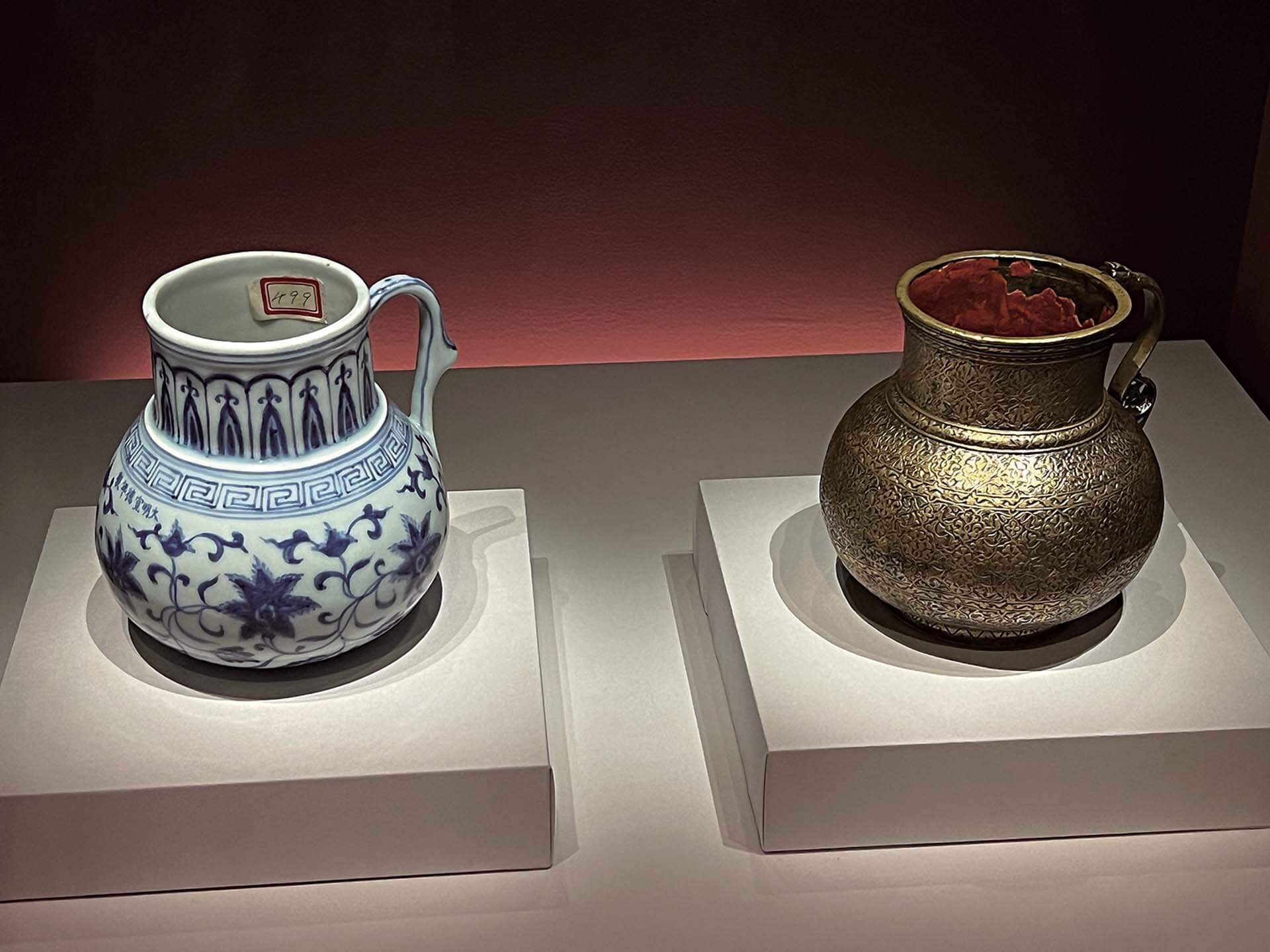 圖2 （左）明宣德15世紀〈青花花澆〉，北京故宮博物院藏；（右）15世紀中亞地區〈黃銅執壺〉，多哈伊斯蘭藝術博物館藏。攝影／苑默文。