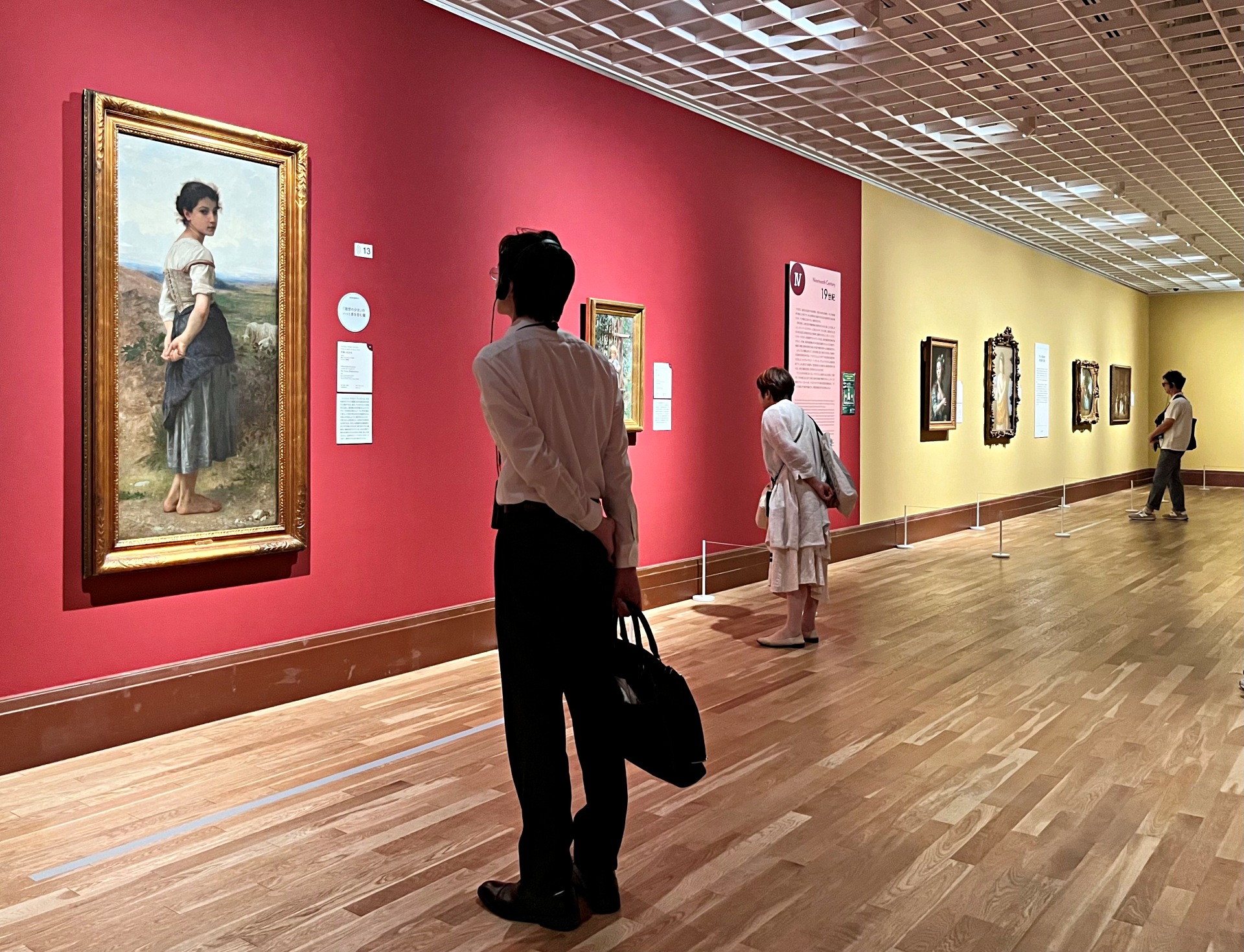 「看哪裡？怎麼看？西洋繪畫！」展覽「19世紀」展區現場一景。最左邊畫作爲威廉-阿道夫・布格羅的《年輕的牧羊女》。（攝影／楊椀茹）