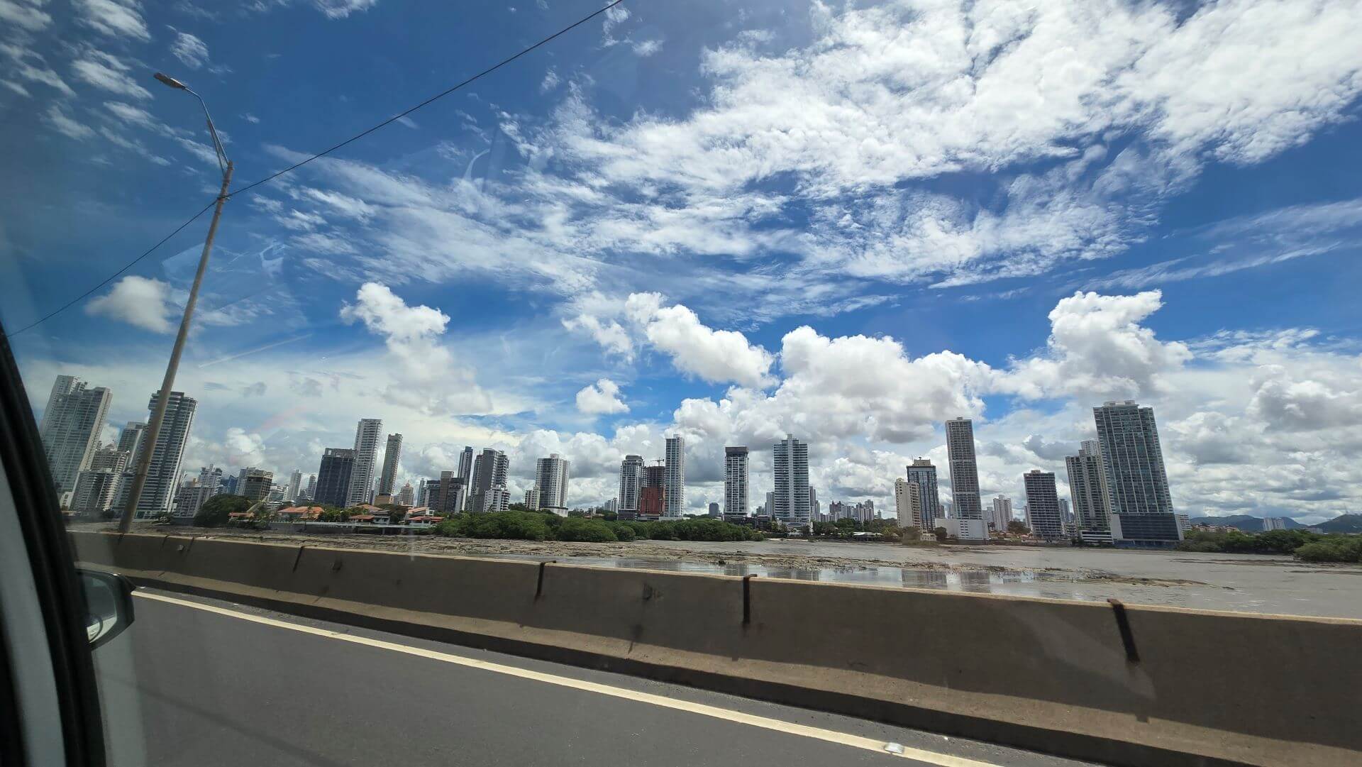 座落於兩大洋兩大陸之間的巴拿馬市，彷彿是佇立在熱帶沼澤之中的西半球新加坡。（攝影／高森信男）