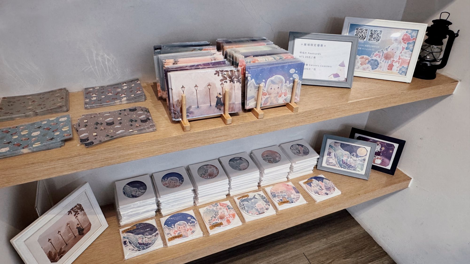 插畫家以本次展覽圖像設計多款文創商品，現場提供九折優惠，歡迎看展後帶個小小作品回家