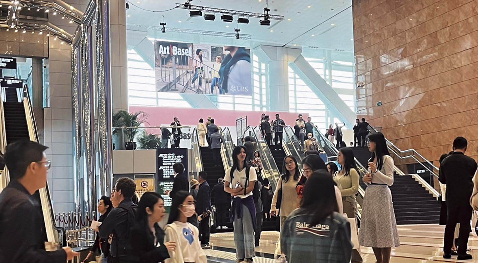 2023香港巴塞爾展會因為正逢疫後解封、部分資產因國際金融風波回流香港,使藝博會前後的買氣呈現戲劇化地爆棚。圖為2023香港巴塞爾展會現場。(本刊資料室)