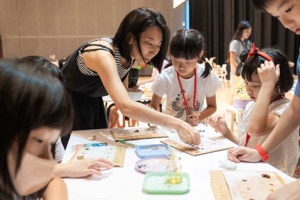 透過遊戲、實驗和創作，孩子展開對於米食的認識與再想像。創作具有遊戲和實驗的特質，允許冒險和試錯，也得以打破舊的框架，開啟新可能。（攝影／劉薳粲，桃園市立美術館提供）