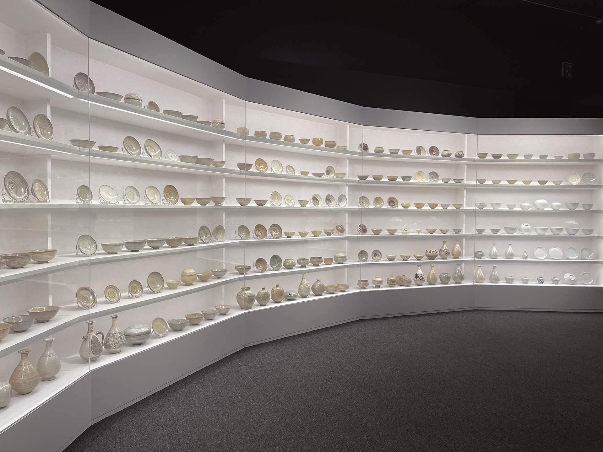 Y029. 朝鮮美術 高麗青磁 花文 盃・盃台 合箱 / 時代古陶磁古美術陶器陶芸酒器盃杯猪口ぐい呑みちろり酒注酒次茶道具茶室茶事懐石道具会席 Y029. 朝鮮美術 高麗青磁 花文 盃・盃台 合箱 ⁄ 時代古陶磁古