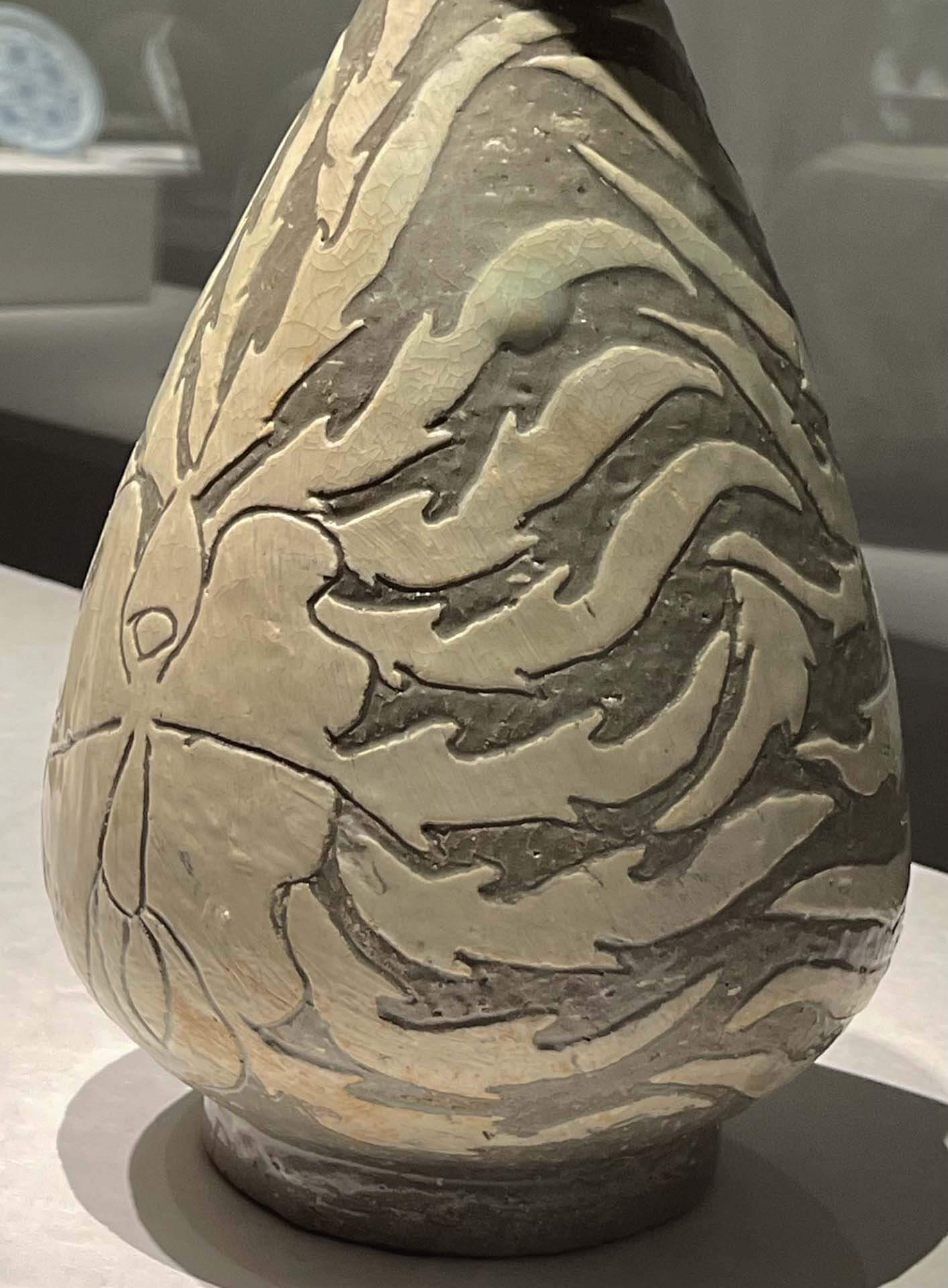 〈粉青沙器雕花剝地牡丹紋瓶〉側面局部。攝影／雷皓天。