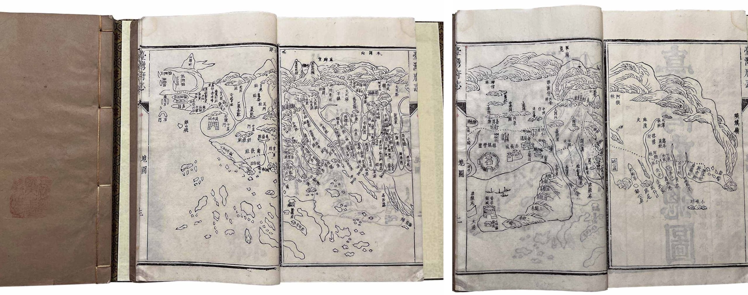 周元文《重修臺灣府志》原刻本書影，內頁臺灣府地圖（圖為書冊前後兩頁），上海徐家匯天主堂圖書館舊藏。攝影／藍玉琦。