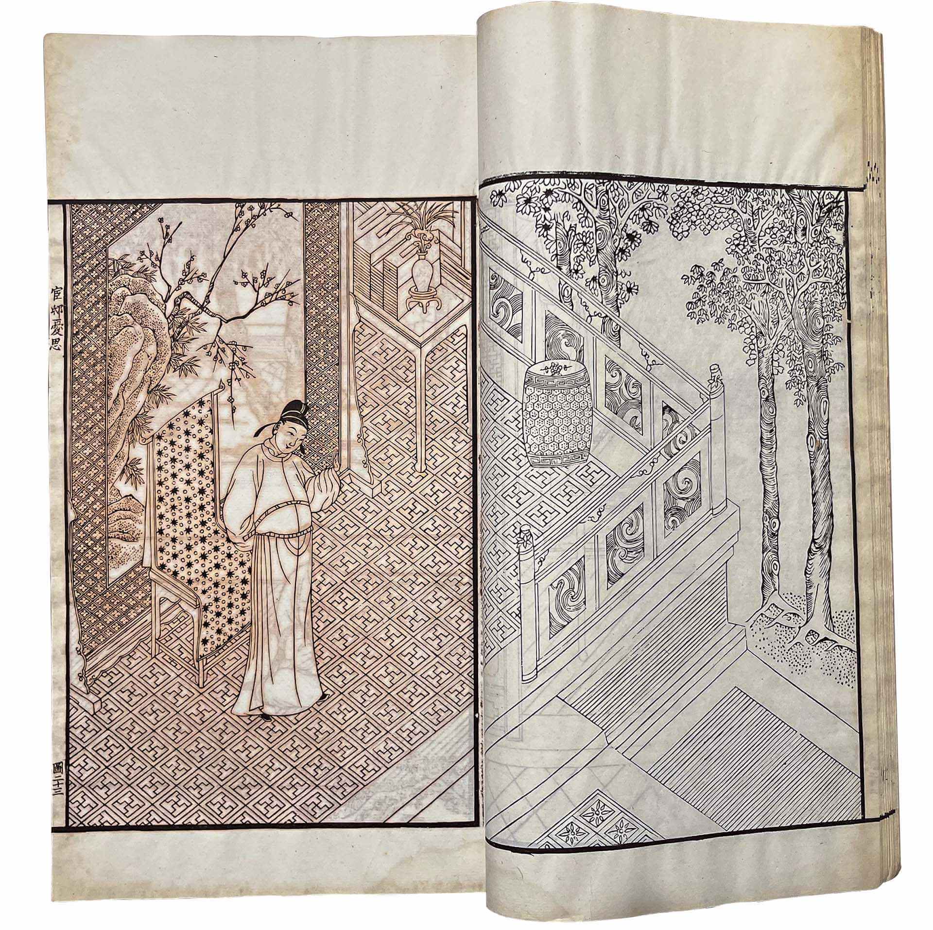 《暖紅室橅明刊琵琶記原圖》內頁書影，左半頁偏磚紅色。一般刻版完成時，會以朱色試印，若刻版無誤，即改用墨色印刷，若朱色顏料沒有刷洗乾淨即上墨，朱墨相疊，就會呈現磚紅色，由此亦可證此冊為初印本無誤。攝影／藍玉琦。