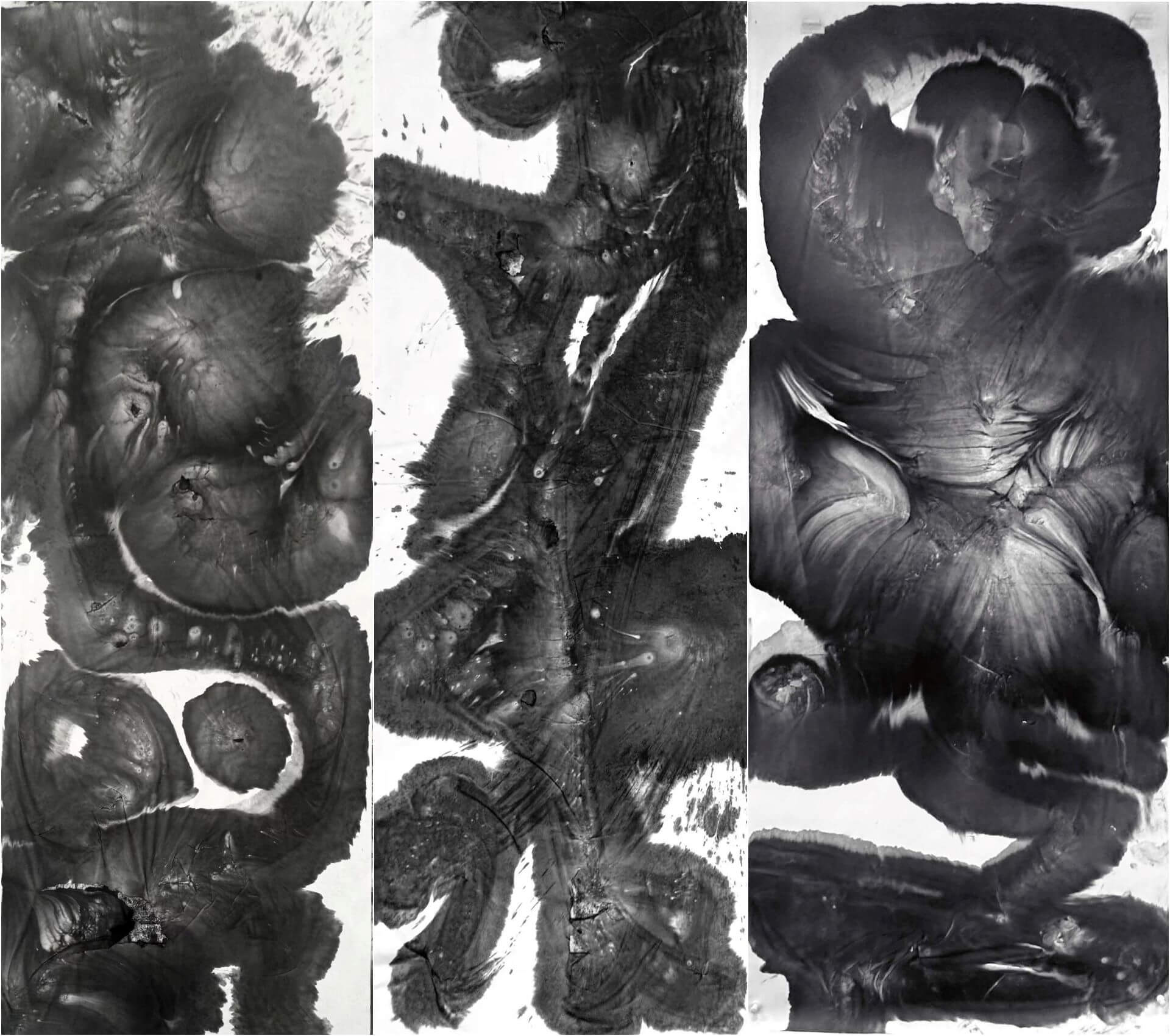 左：冰逸，《符籙之八》（Talisman No.8），2024，紙本水墨，350 × 150 公分；拓表後 400 × 150 公分。。中：冰逸，《符籙之十》（Talisman No.10），2024，紙本水墨，350 × 150 公分；拓…