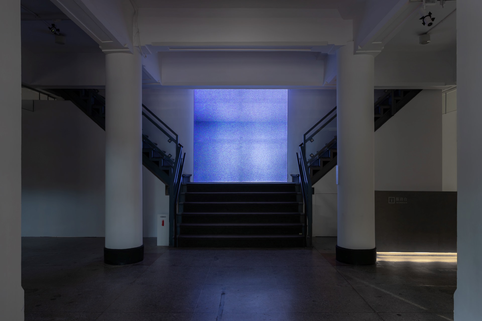 彭一航,《黯光》,數位攝影燈箱輸出,230 × 306 cm,2025。(攝影/王士源)