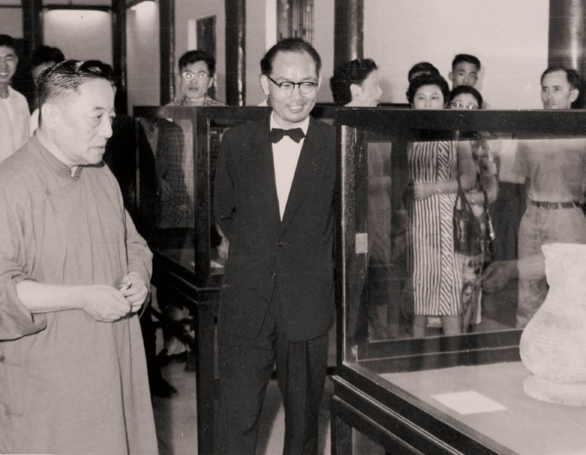 1959 年5 月，溥心畬（左）與時任館長包遵彭於展廳合影。