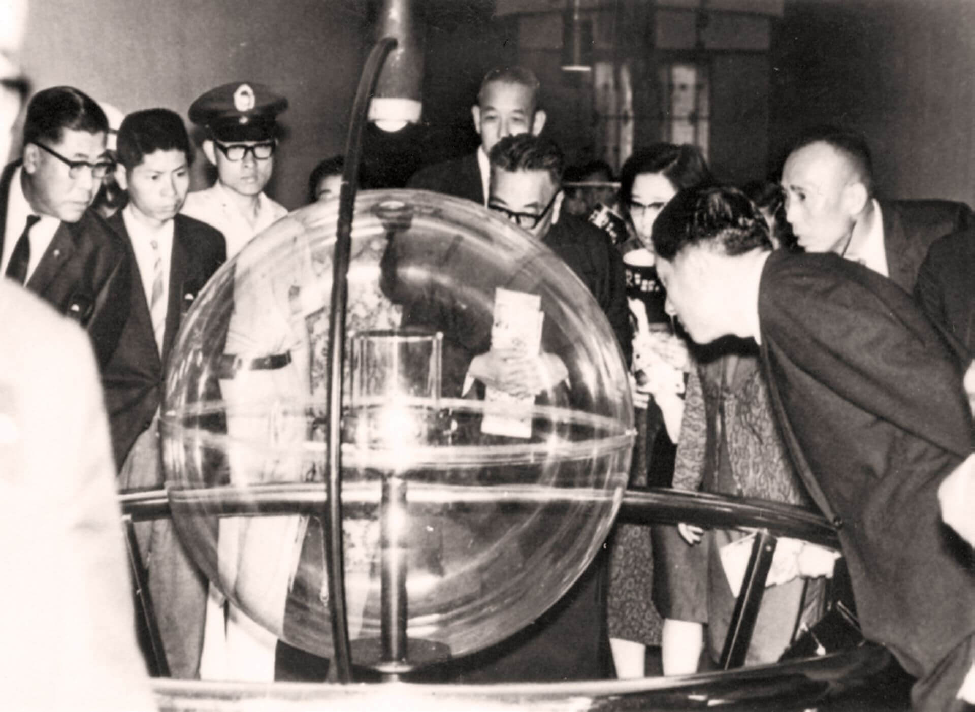 1970 年「月球岩石展覽」與展出之阿婆羅七、八號飛行紀念章。