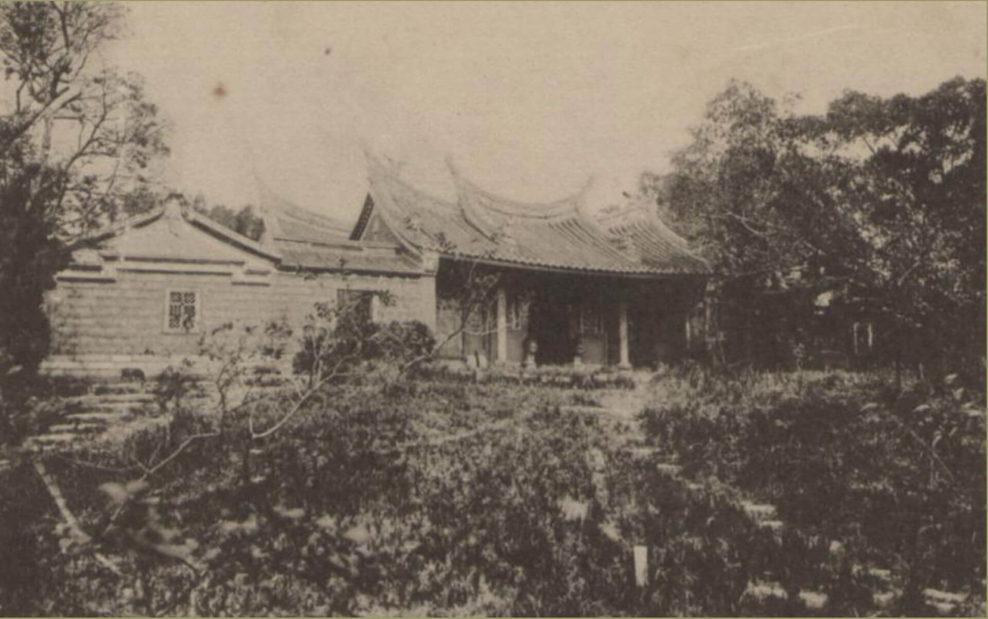 〈圓山劍潭寺〉照片，前殿屋頂造型為懸山頂，《記念臺灣寫真帖》，臺灣總督府民政部發行，1915，頁32。