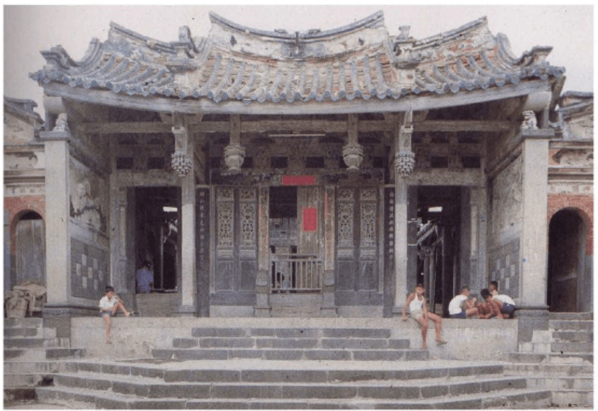 臺灣歷史最悠久的廟宇─澎湖天后宮（國定一級古蹟）閩式建築，照片攝於1983年寺廟修復前舊貌，燕尾幾乎不見。（攝影／覃培雄，圖片源自：StoryCosmos.20的沙龍）