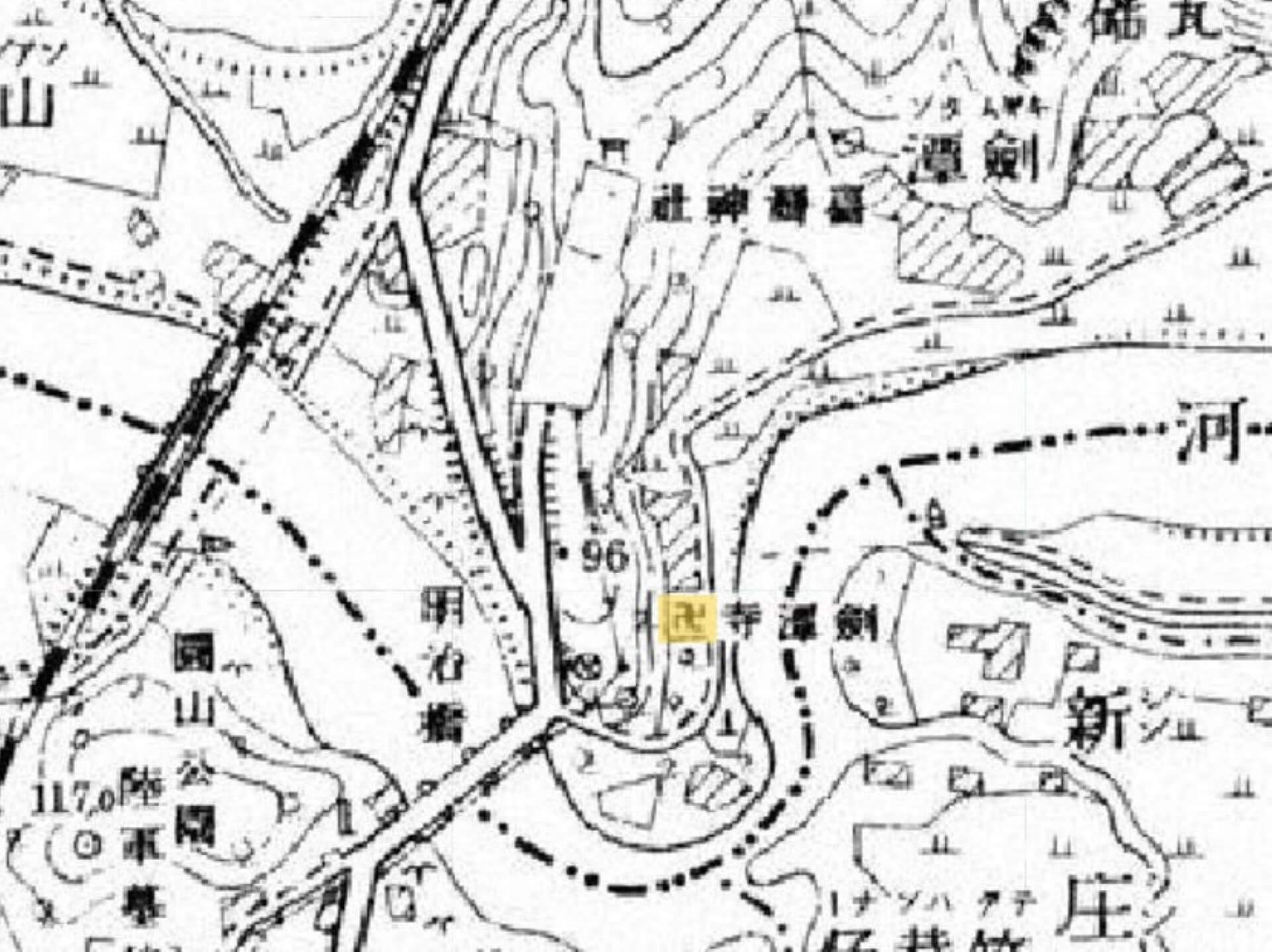 1904年 臺灣堡圖（局部截圖），劍潭寺（黃標處）位於劍潭山東麓的基隆河北岸河畔。（圖片源自：台灣百年歷史地圖 中研院數位典藏網站）