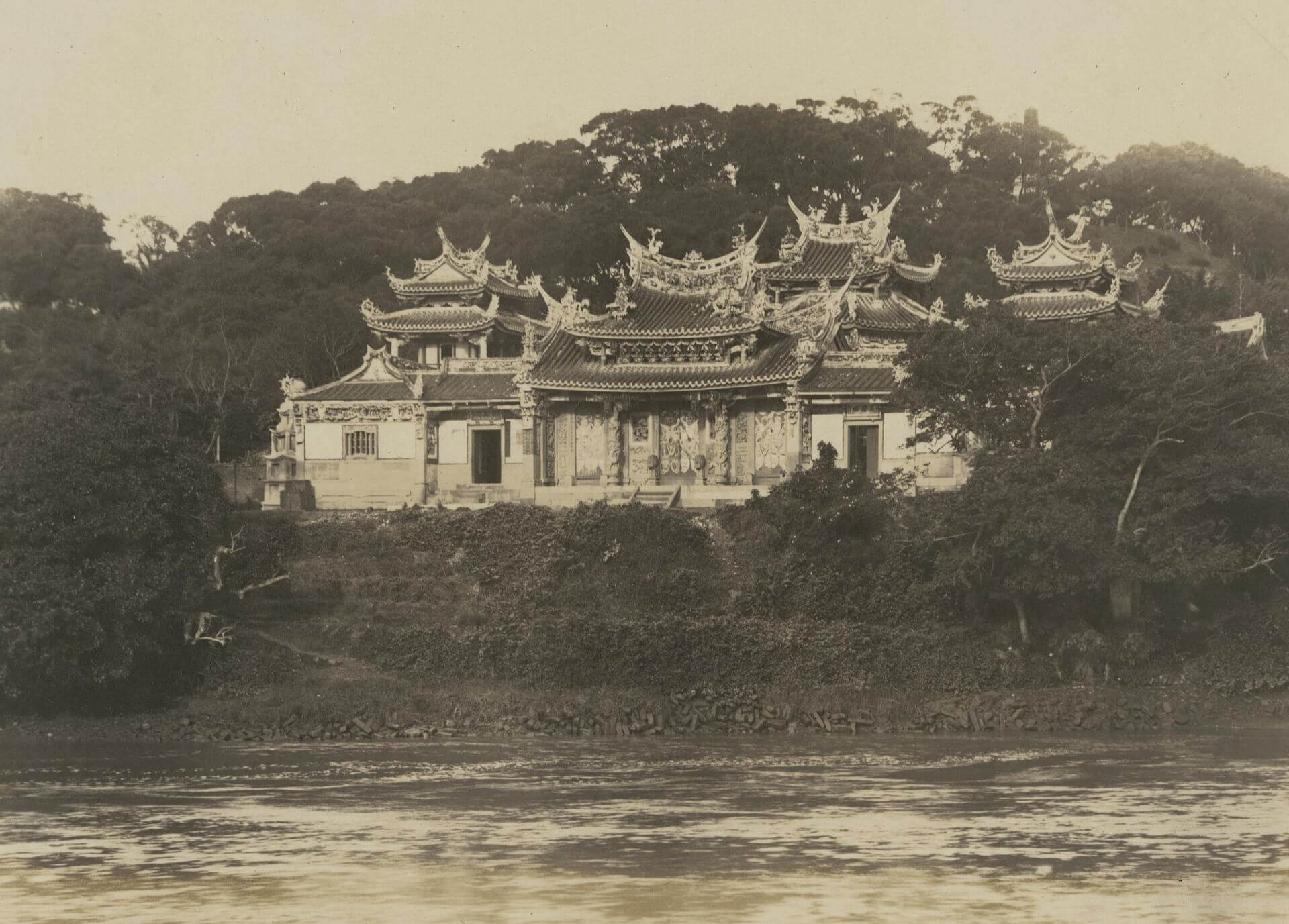 劍潭寺，《臺灣寫真大觀》編號81之黑白照片，相簿發行年代約1933-1937年。（圖片源自：國家文化記憶庫）