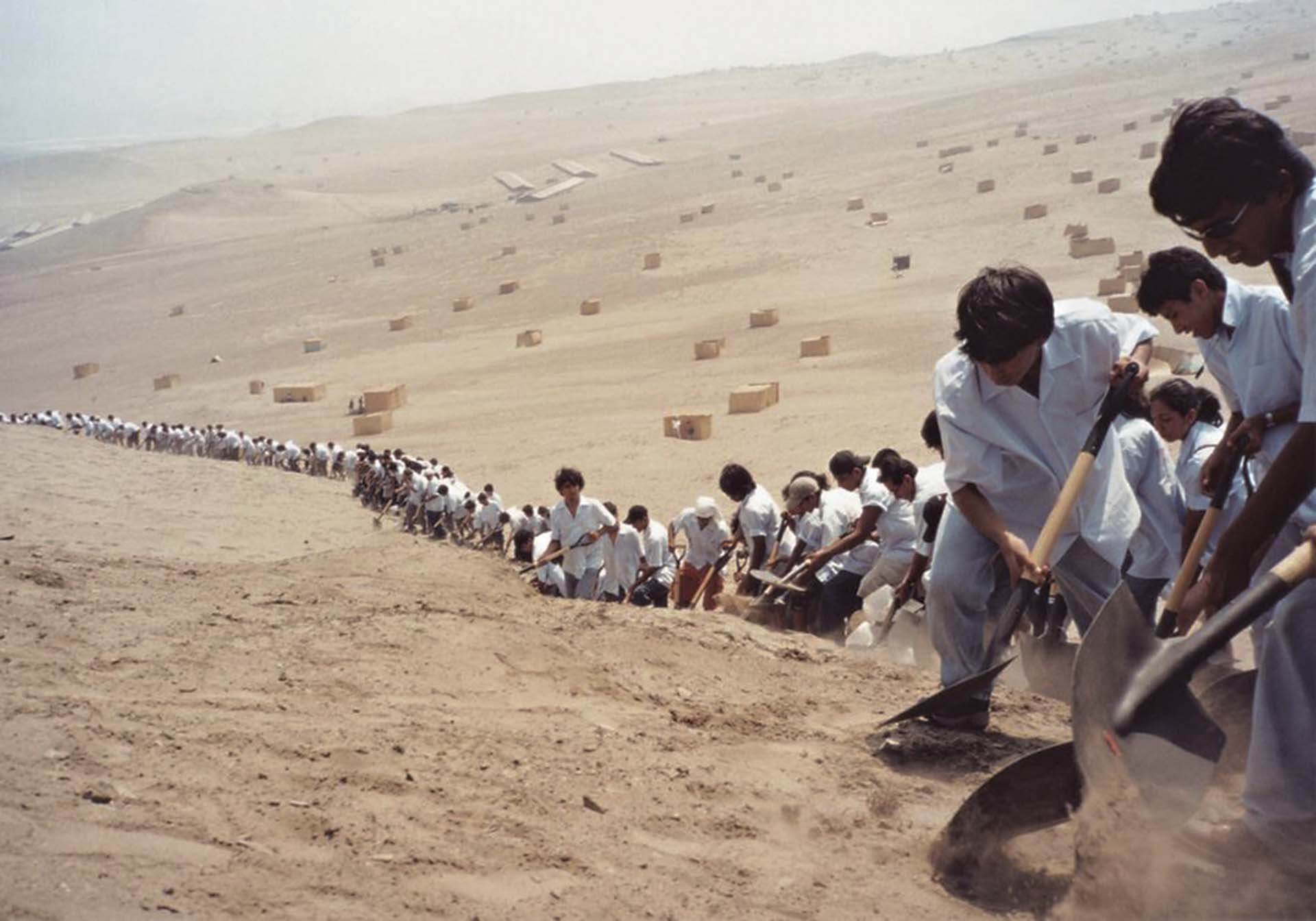 弗朗西斯．埃利斯，，《When Faith Moves Mountains》，錄像行動紀錄，36分鐘，2002年作。（與Cuauhtémoc Medina及Rafael Ortega合作）