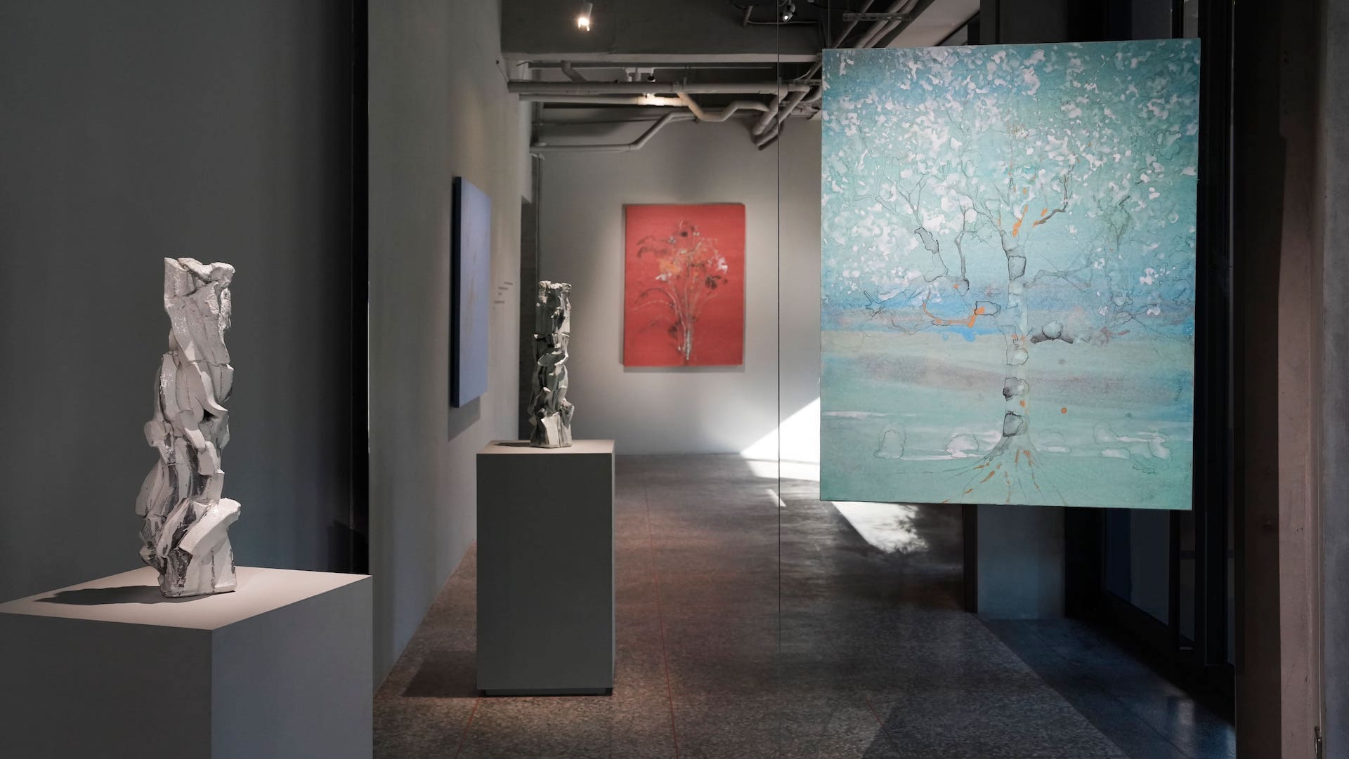 在鏡面反射中，藤村真與道川省三的作品彼此映照。在這裡，每當下午太陽西照的時候，陽光便會進入展間，作品的畫面與姿態和後院的地景相呼應，展現自然的生機。 （© 金馬賓館當代美術館 ALIEN Art Centre）