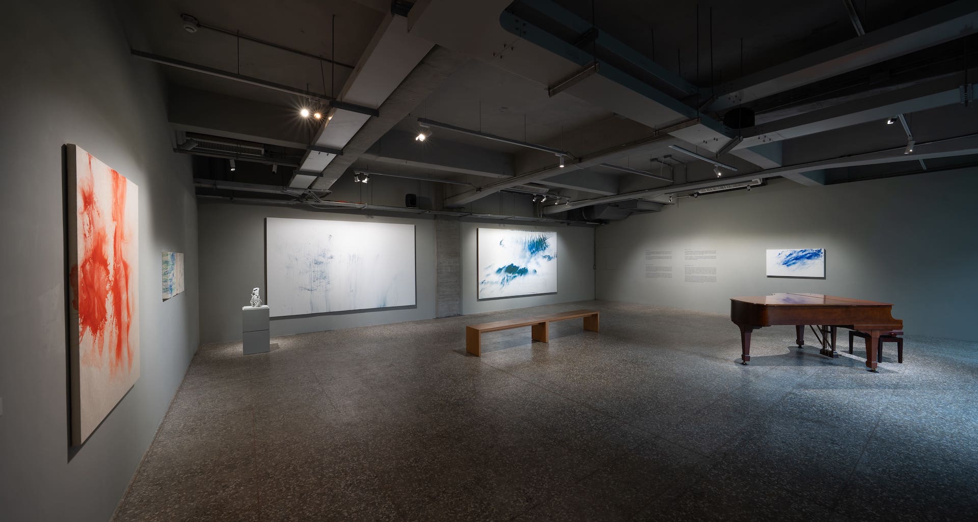 藤村真作品〈行走在水面上〉邀請觀者進入細緻的凝視，隨著光與時間的流動，作品與觀眾之間展開如同祈禱般的對話。展期間將舉辦音樂與舞蹈的跨域活動。（© 金馬賓館當代美術館 ALIEN Art Centre）