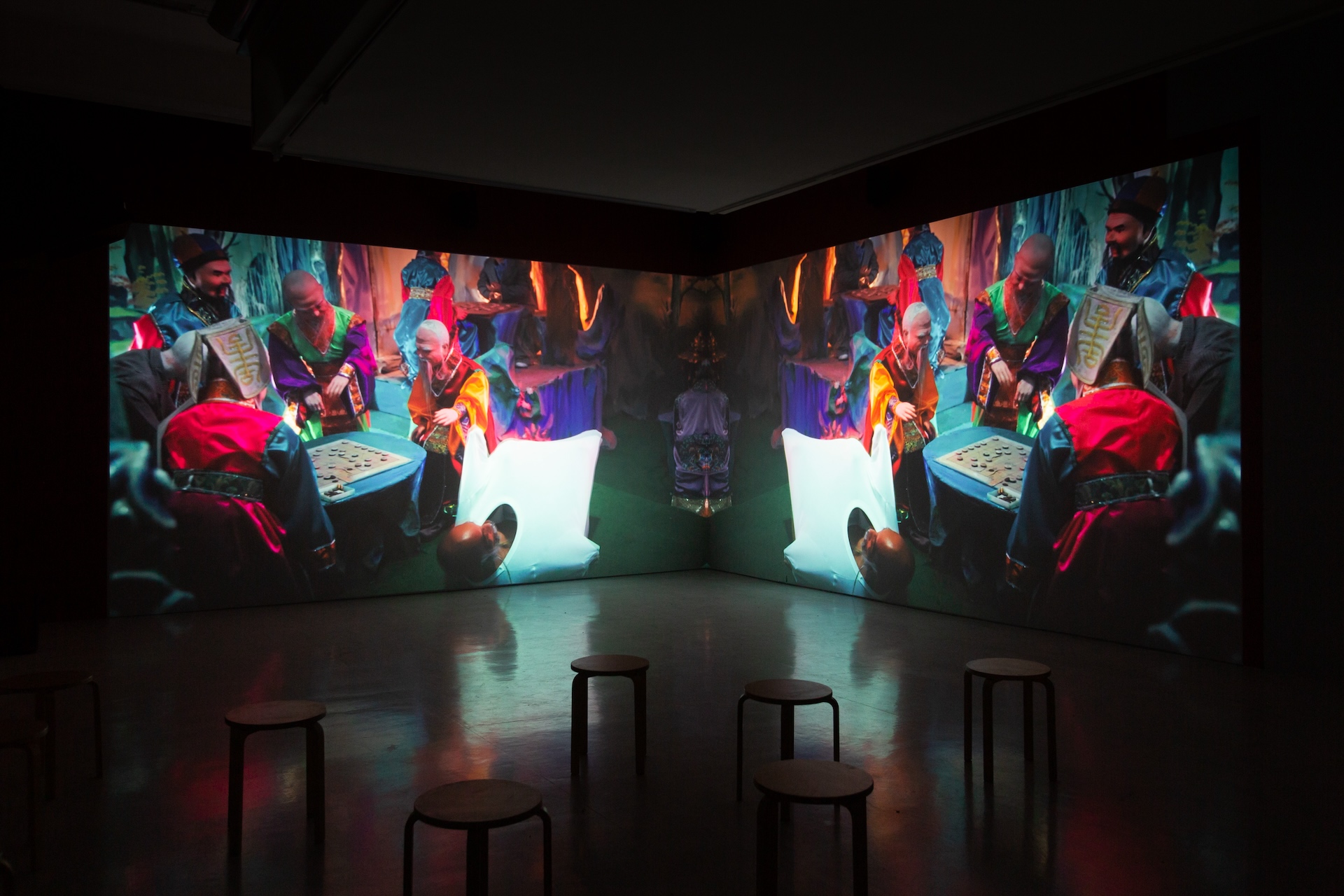 彭弘智個展「未完成之作」以田啟元、陳明才、周逸昌三位劇場先行者為核心，透過靈媒、觀落陰及表演團體的演繹，與逝者展開跨界合作，完成電影式影像。展場中的機械裝置象徵通往彼岸的通道，引導觀者思索創作者的未竟之志與精神延續。圖為《未完成之作》展場一…
