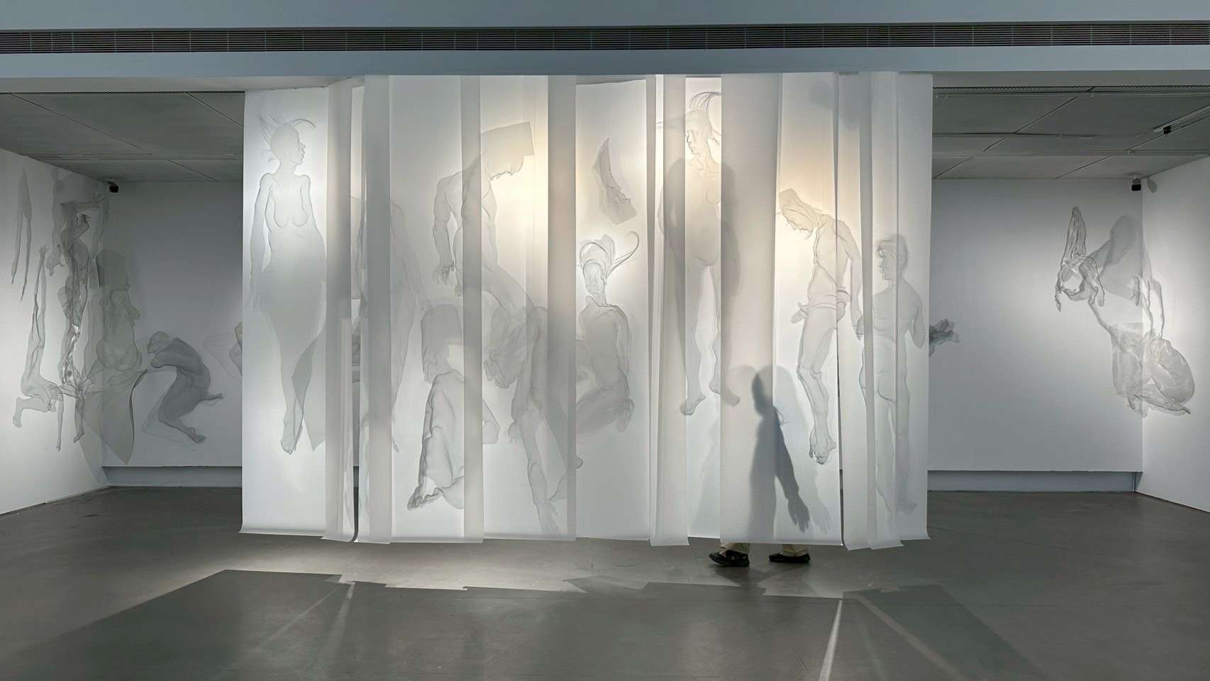 展場一隅,圖為朴成泰以鋁絲網為媒材創作的《天界之花》系列作品。(高美館提供)