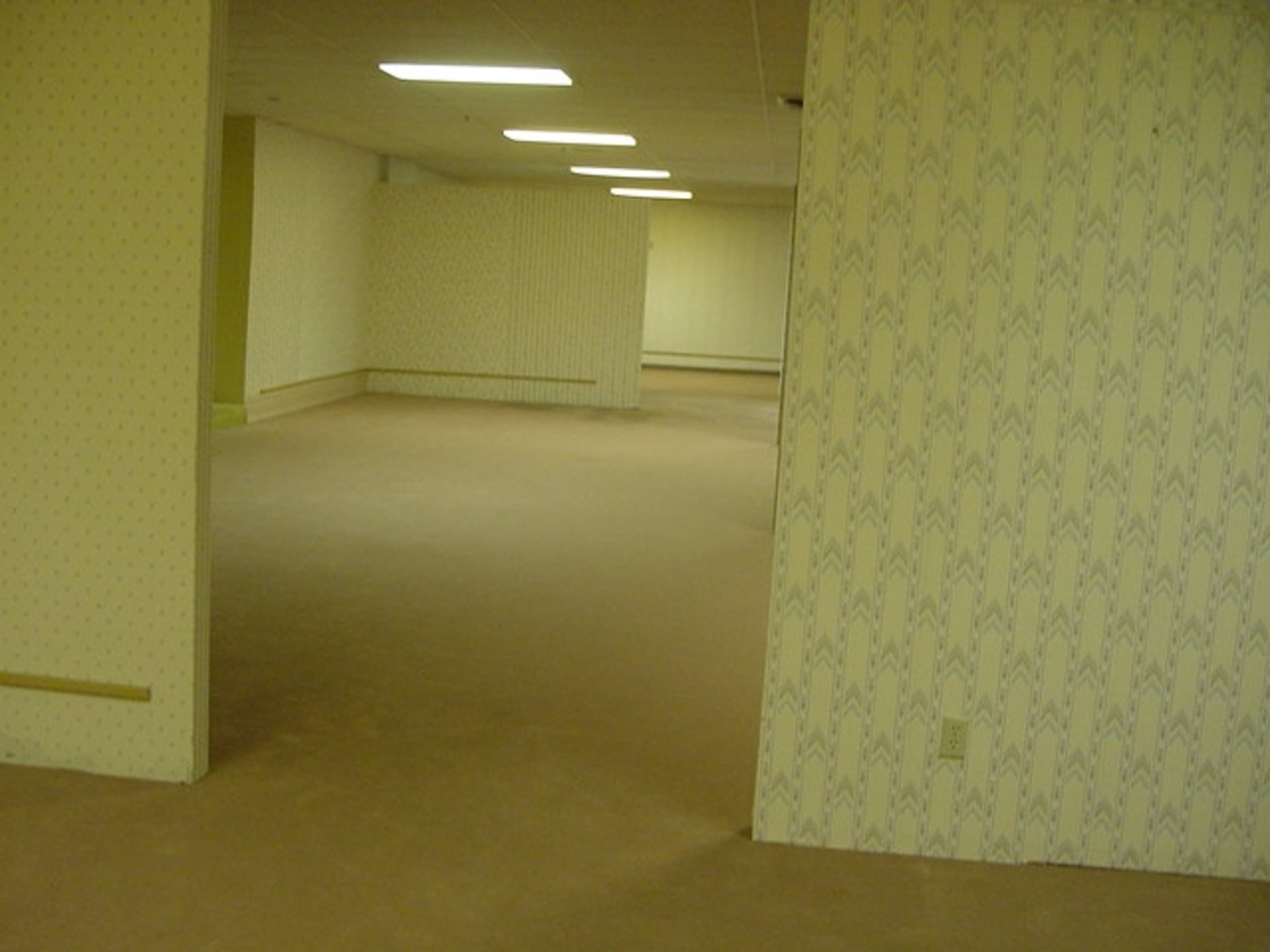 圖像為知名網路迷因「The Backrooms」的原始照片，拍攝於2002年美國威斯康辛州 Oshkosh 的 HobbyTown 店面。這張圖像最早於 2011 年在 4chan 上開始流傳，2019年附在首篇介紹「The Backroo…