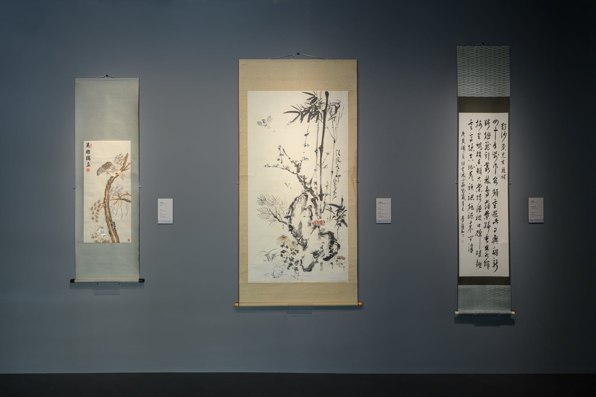 由左至右為張李德和《英雄獨立》、《清風亮節》、《草書自作雲林山莊詩軸》,圖為「自由自在:臺灣當代女性書藝展」於橫山書法藝術館展出一景。(攝影/ANPIS FOTO 王世邦,桃園市立美術館提供)