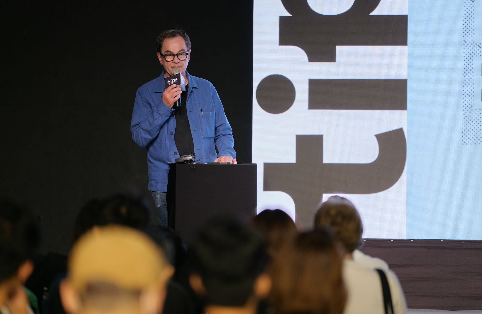 Gerhard Steidl特地來台分享並接受採訪，重現兩人在藝術出版上的對話與實踐。圖為Steidl論壇現場。圖／TIPF提供，三月影像攝影。