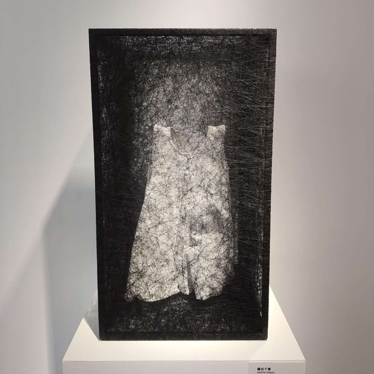 鹽田千春, 《生存的狀態(洋裝)》,金屬、黑線、洋裝,80 x 45 x 45 cm,2018。(本刊資料室)