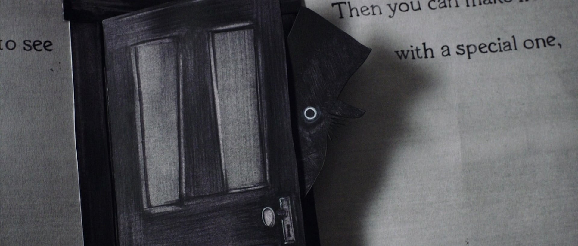 《鬼敲門》（英語：The Babadook，2014）由珍妮佛．肯特（Jennifer Kent）執導，故事中小男孩因沉迷於一個想像中的怪物而請母親讀一本名為〈Mister Babadook〉的神祕立體書，圖片取自FILMGRAB。