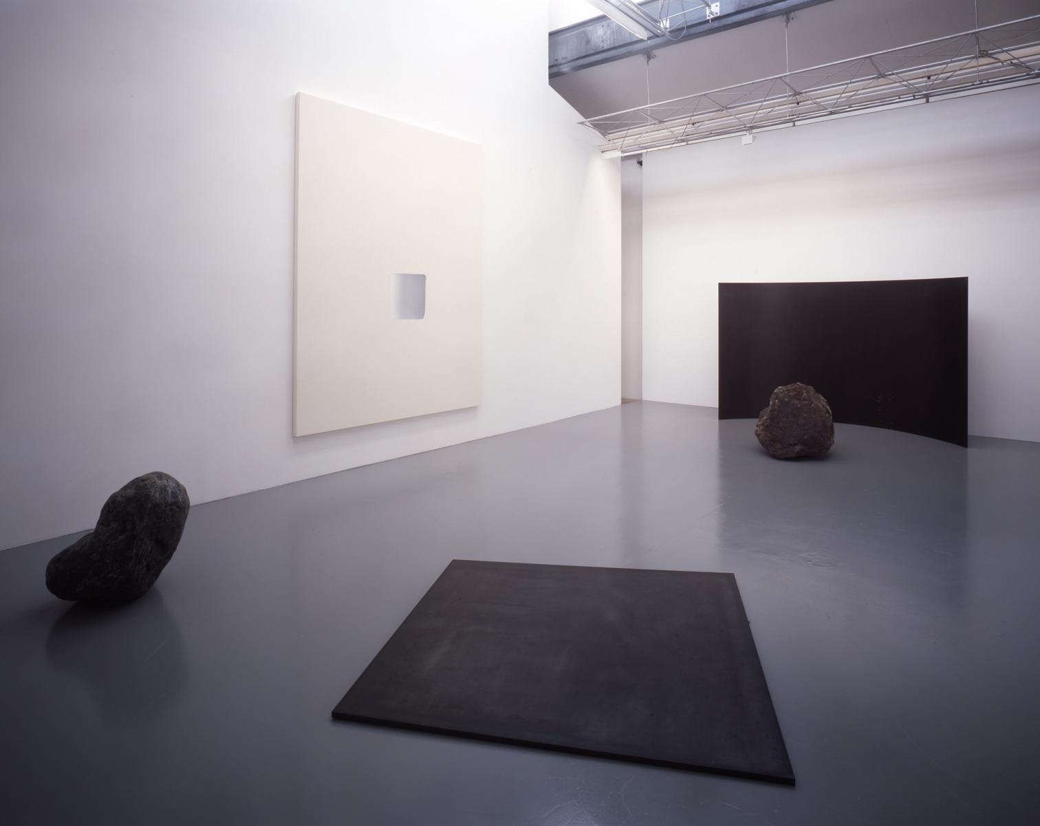 2007年於澡堂畫廊舉辦韓國「物派」大師李禹煥之個展「Lee Ufan」。（圖／SCAI The Bathhouse）