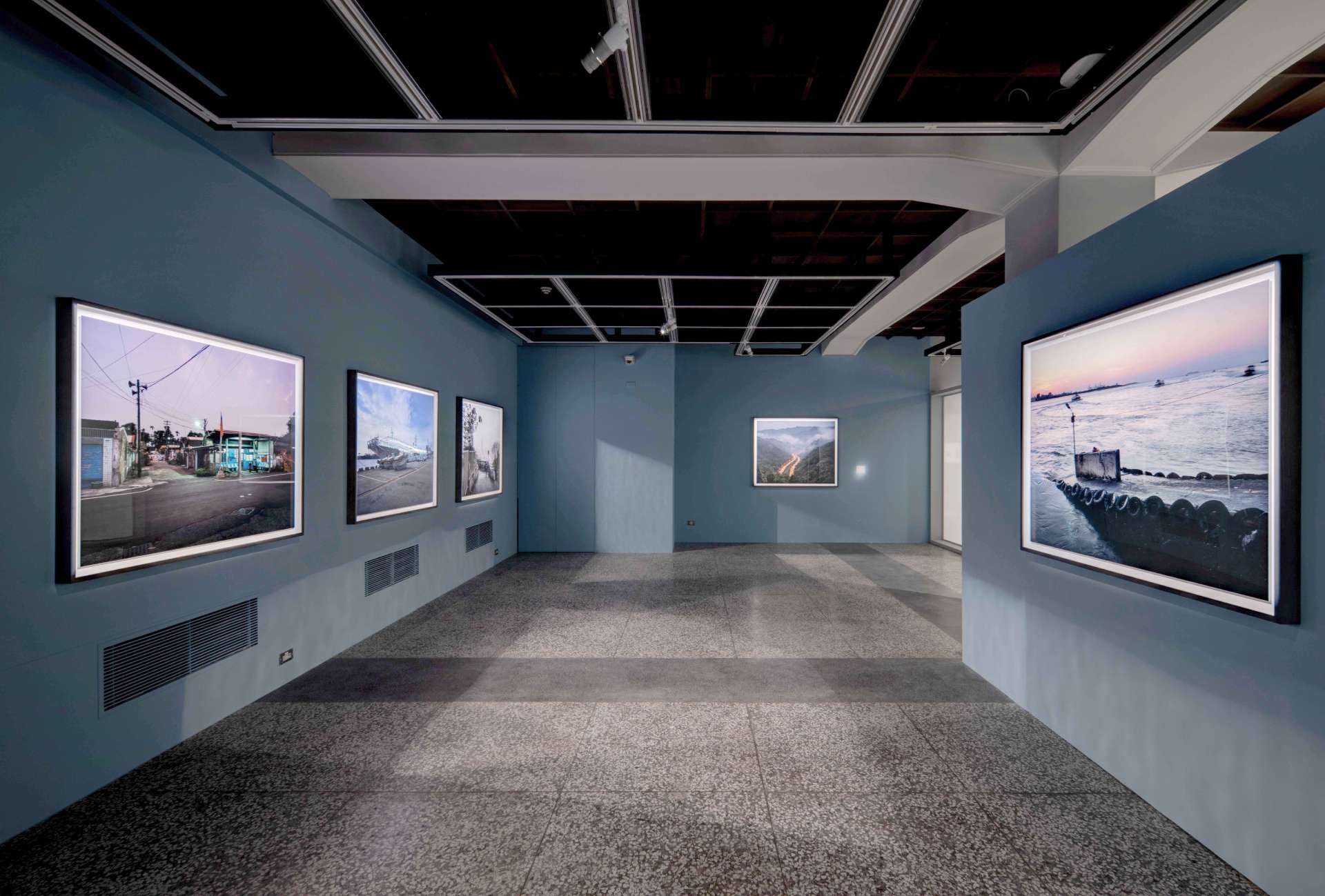 「虛空之境：當代攝影中的領土與都市凝視」展場一景。（國家攝影文化中心提供）