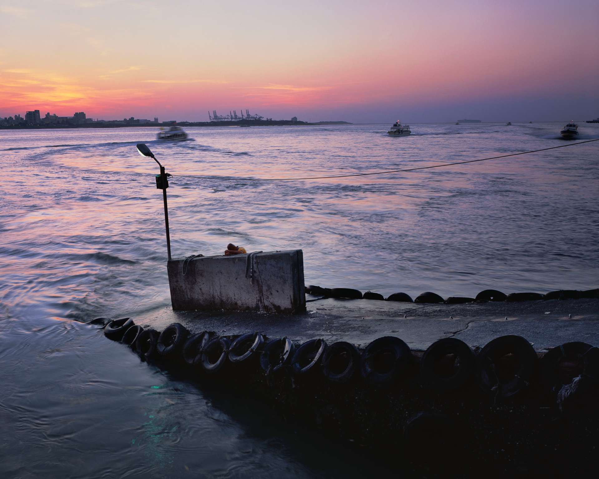 沈昭良， 《漂流》 ， 2005-2024， 藝術家授權。（國家攝影文化中心提供）