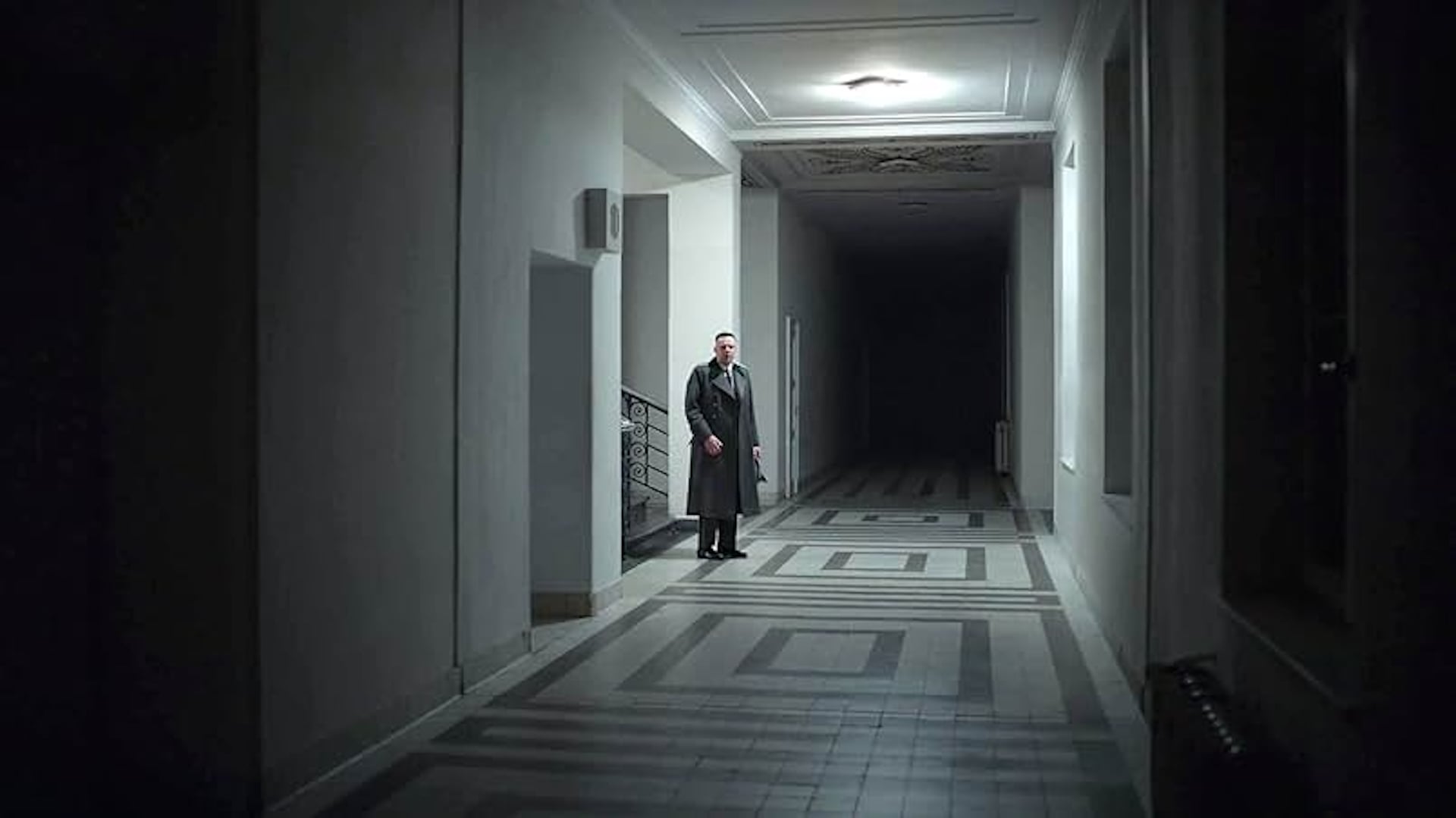 《夢想集中營》（英語：The Zone of Interest，2023）由強納森．葛雷澤（Jonathan Glazer）執導，描繪奧斯威辛指揮官一家住在田園式住宅中享受悠閒生活，牆外卻充斥槍聲、喊叫聲、火車聲與熔爐聲。（圖片取自FILM…