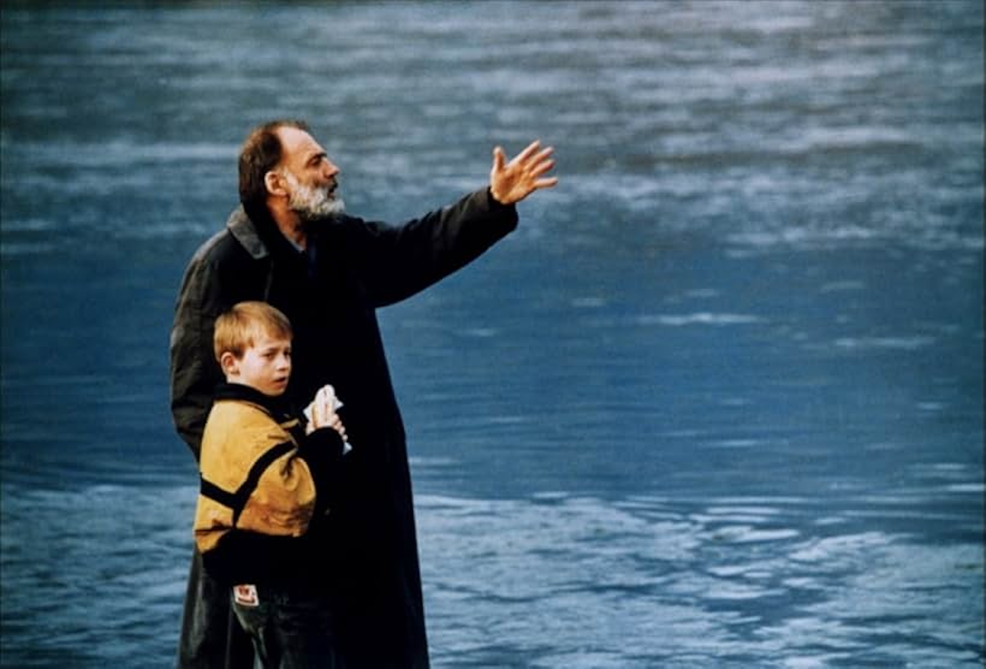 狄奧．安哲羅普洛斯（Theo Angelopoulos）執導的《一生何求》（Eternity and a Day，1998）劇照，展現其詩意影像風格，他也被譽為「慢電影」（Slow Cinema，又稱「沈思電影」）的重要代表人物，圖片取自N…