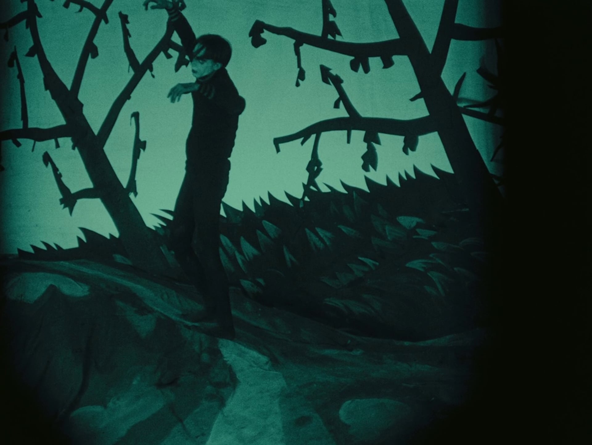 《卡里加利博士的小屋》（Das Cabinet des Dr. Caligari，1920）由羅伯特．維納（Robert Wiene）執導，其極具特色的「場面調度」（Mise-en-scène），成為德國無聲恐怖片的經典美學象徵。（圖片取自…