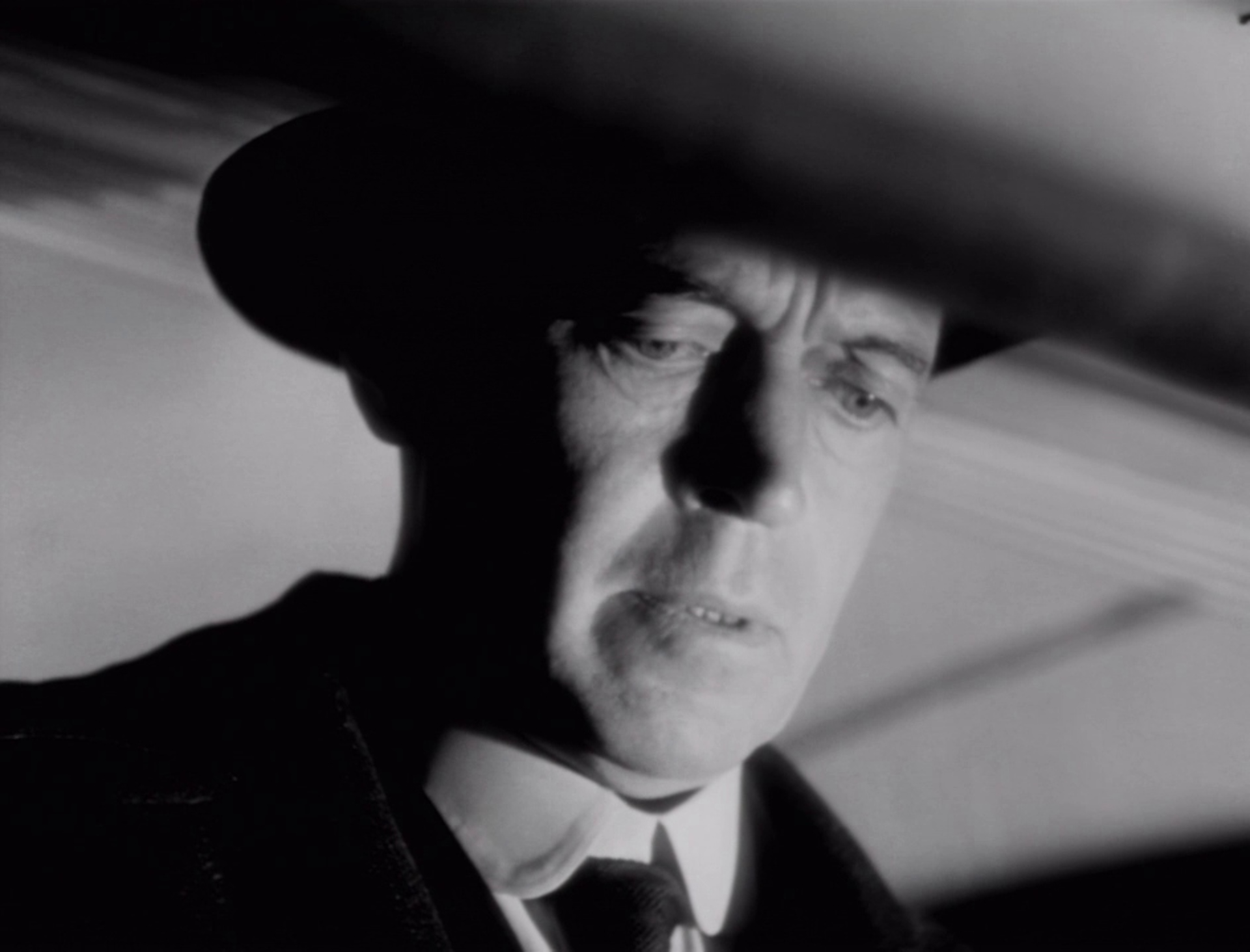 早期罕見使用長鏡頭電影《陌生人》（The Stranger，1946），由奧森・威爾斯執導的黑色恐怖電影。圖為該電影之截圖。（圖片取自FILMGRAB）