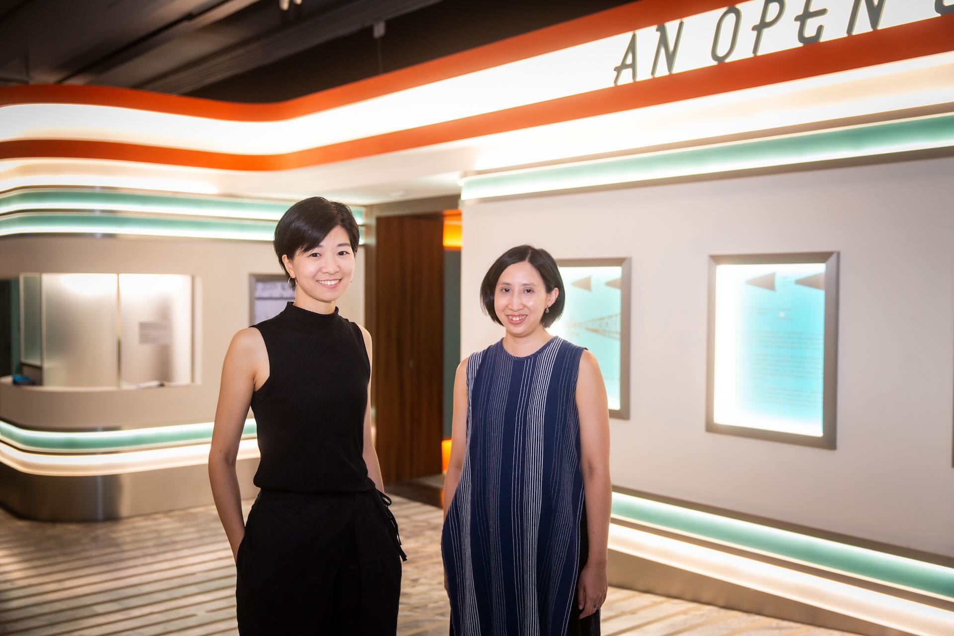 策展團隊表示在思考影展策劃時，會將「混雜」視為一個基準點，再去思考那有什麼東西是特別想去聚焦的，才會回到影片很基本的組成——如同雕塑的物質般——以聲音和影像作為軸線。圖為「開放式結局」策展團隊馮馨（左）、陳慧穎（右）。北美館提供