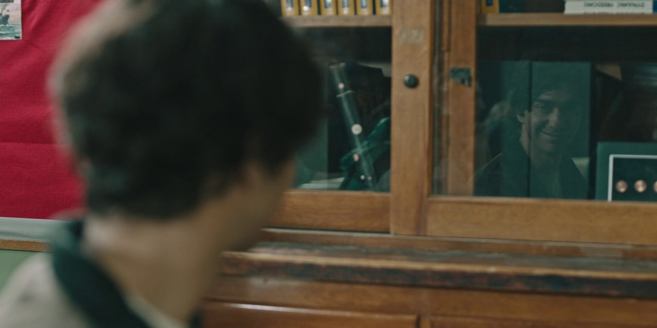 佛洛伊德於〈不可思議之事〉（The Uncanny, 1919）指出，恐怖源自既陌生又熟悉的不確定；圖為電影《宿怨》（Hereditary, 2018）截圖。圖片取自FILMGRAB。