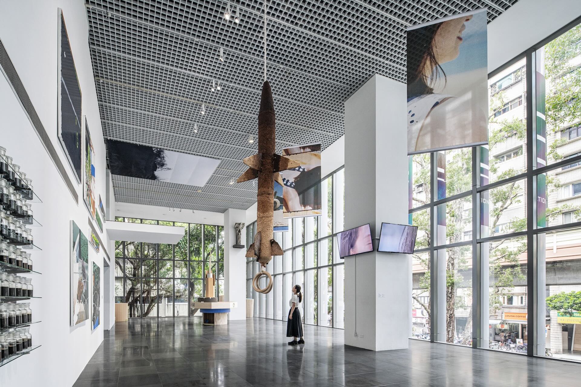北師美術館《亂流：半睡飛行夢》以英文諺語「The Sky’s the Limit」為出發點，卻反轉為「The Limit’s the Skies」，提醒觀眾在全球流動與科技監控下，天空不再只是自由象徵，也是一張無形的資訊之網。展覽邀請人們重…