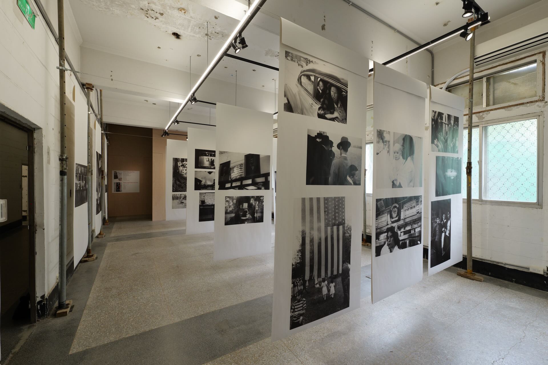 展覽呈現經典作品《美國人》一書背後的編輯過程、印樣、書信檔案等珍貴資料。圖／TIPF提供，三月影像攝影。