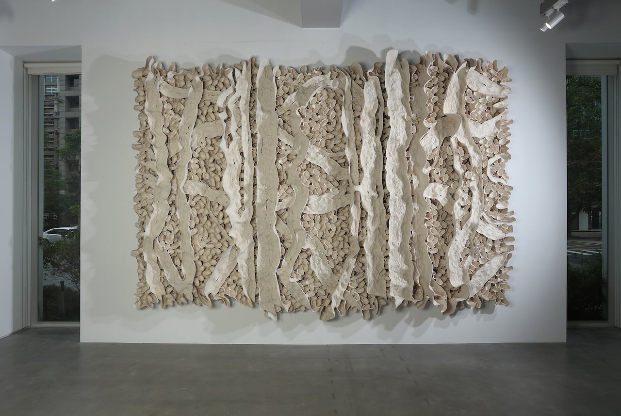 徐永旭,《2021-15》,瓷土,293×428×39cm ,2025。(弎畫廊提供)