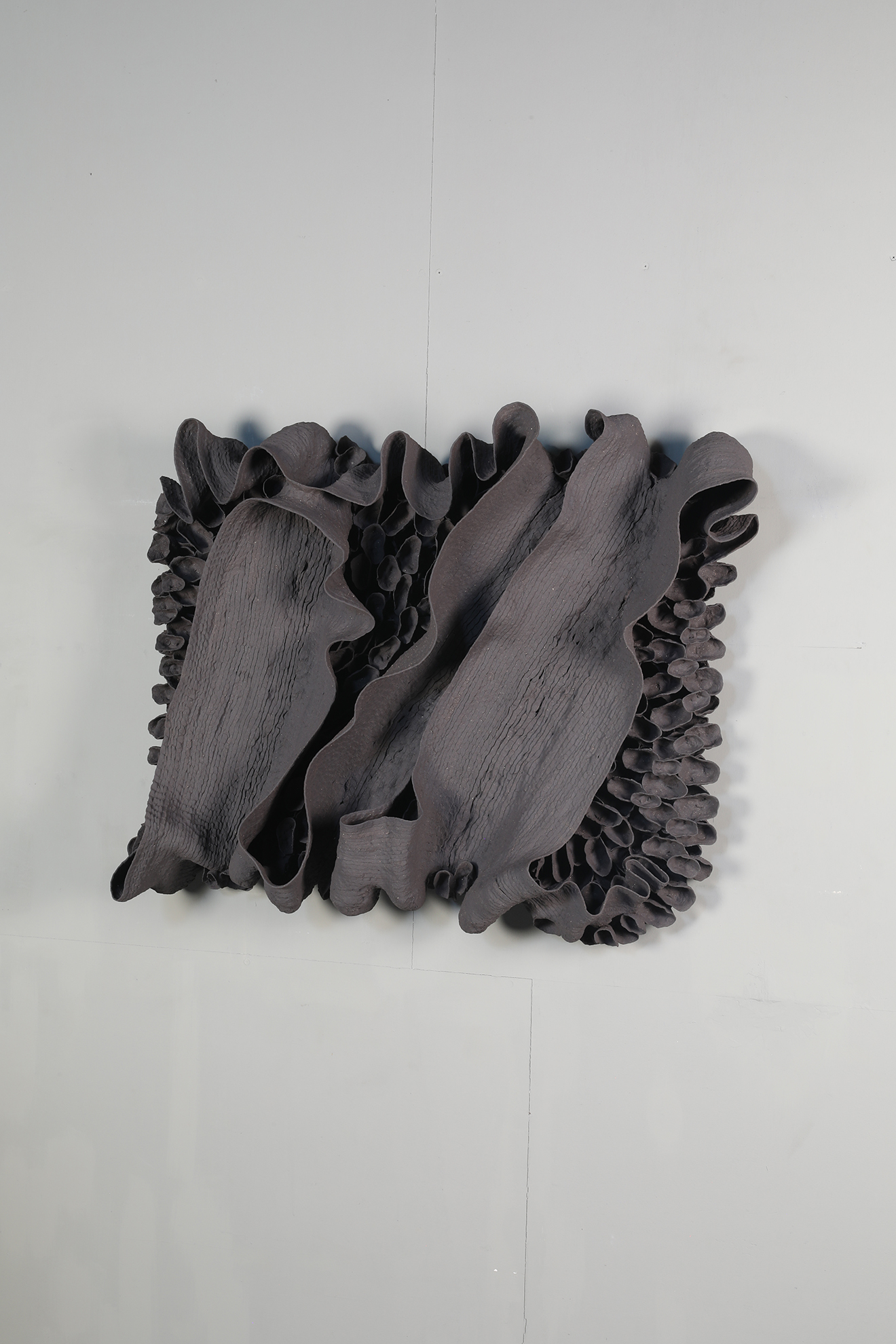 徐永旭,《2024-20》,高溫陶,94×111×24.5cm ,2024。(弎畫廊提供)