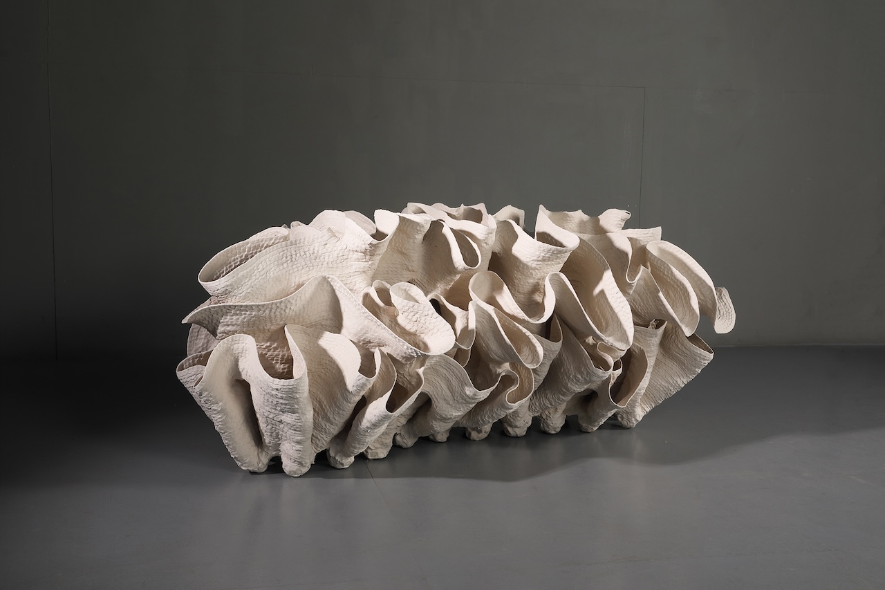 徐永旭,《2024-5》,瓷土,67×163×93cm,2025。(弎畫廊提供)