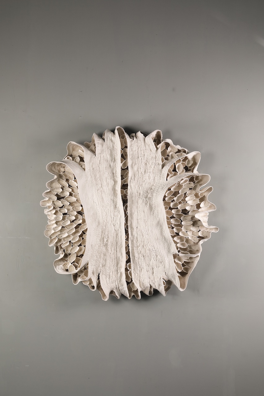 徐永旭,《2024-6》,瓷土,119×121×27.5cm,2025。(弎畫廊提供)