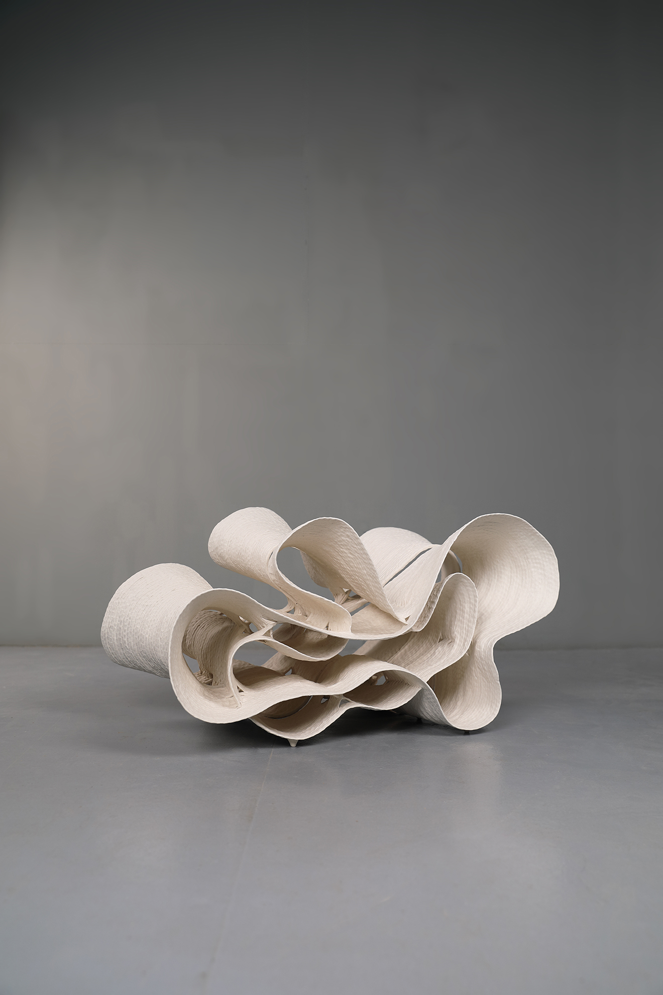 徐永旭,《22025-12 》,瓷土,44×80×44cm ,2025。(弎畫廊提供)